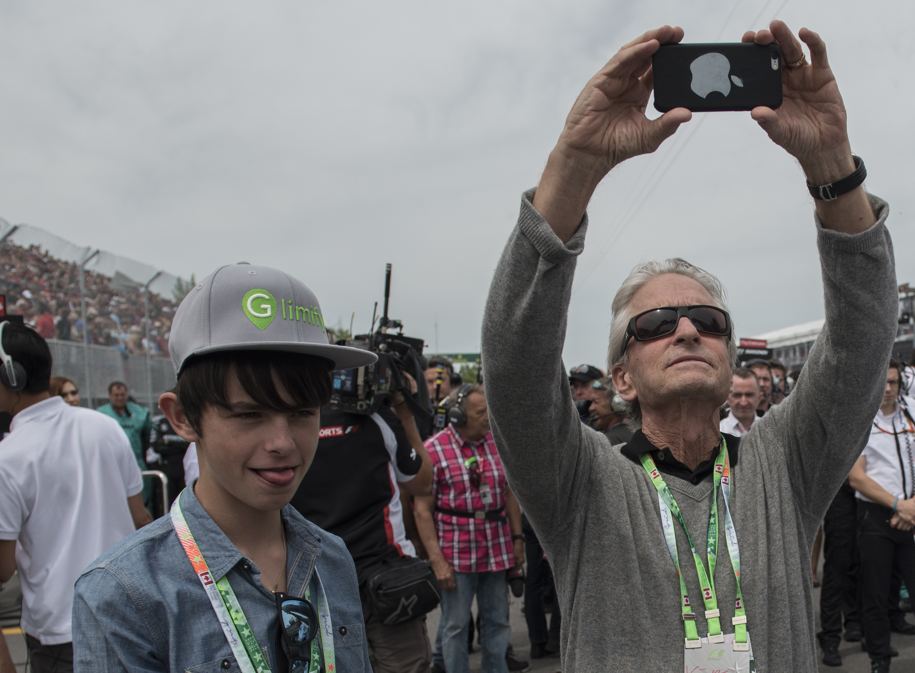 Michael Douglas und sein Sohn Dylan vor dem Start des Rennens der Formel-1-Weltmeisterschaft beim Großen Preis von Kanada 2015 | Quelle: Getty Images