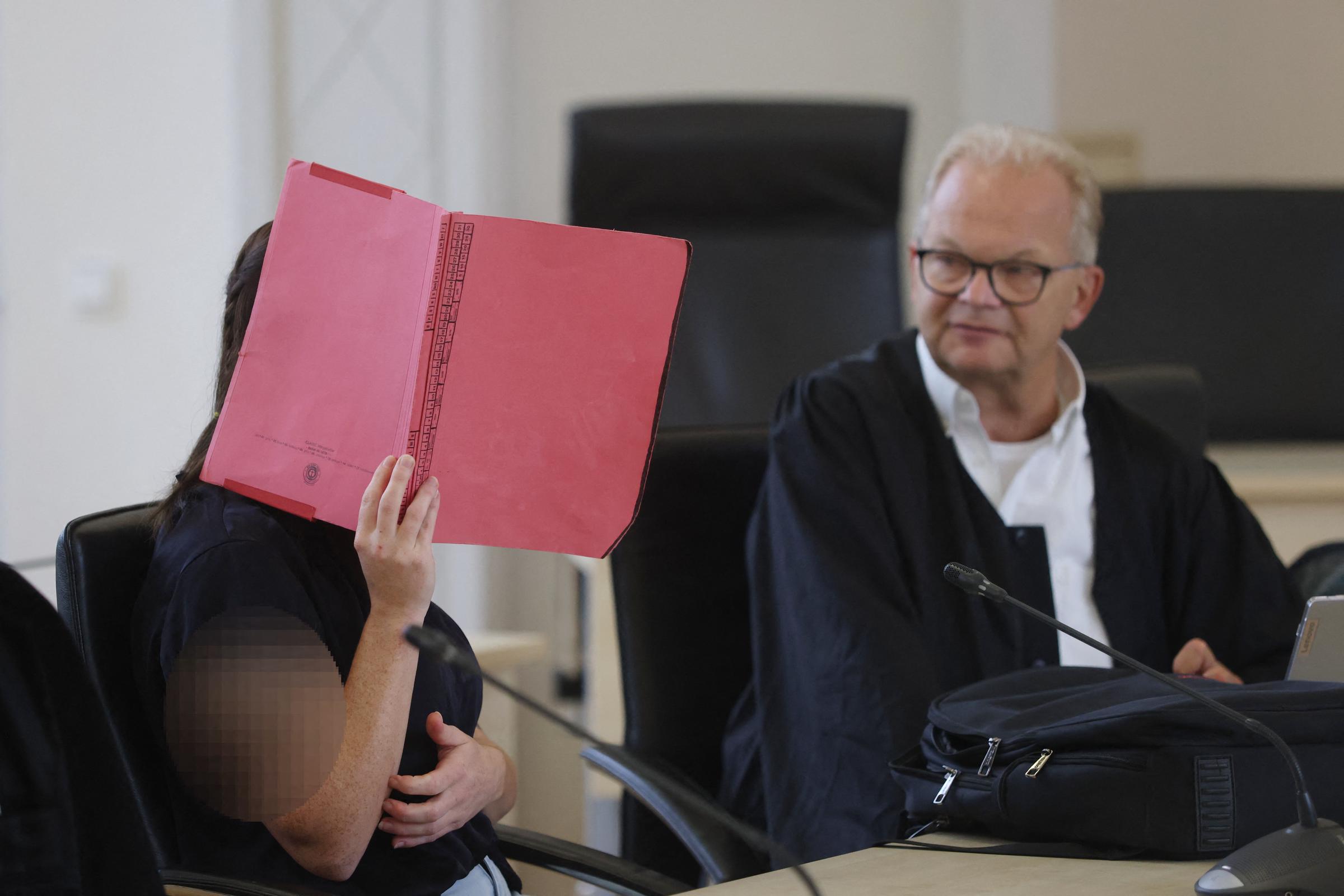 Die Angeklagte Gina H. (links) und Anwalt Thomas Löcker am 03. September 2026 | Quelle: Getty Images