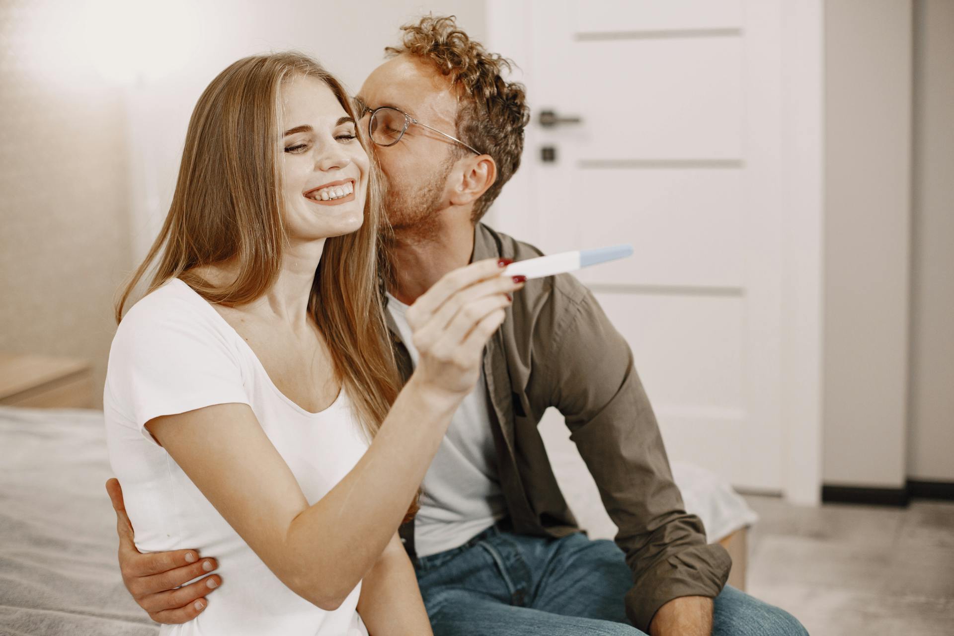 Ein Mann küsst eine Frau auf die Wange, als sie ihre Schwangerschaft offenbart | Quelle: Pexels