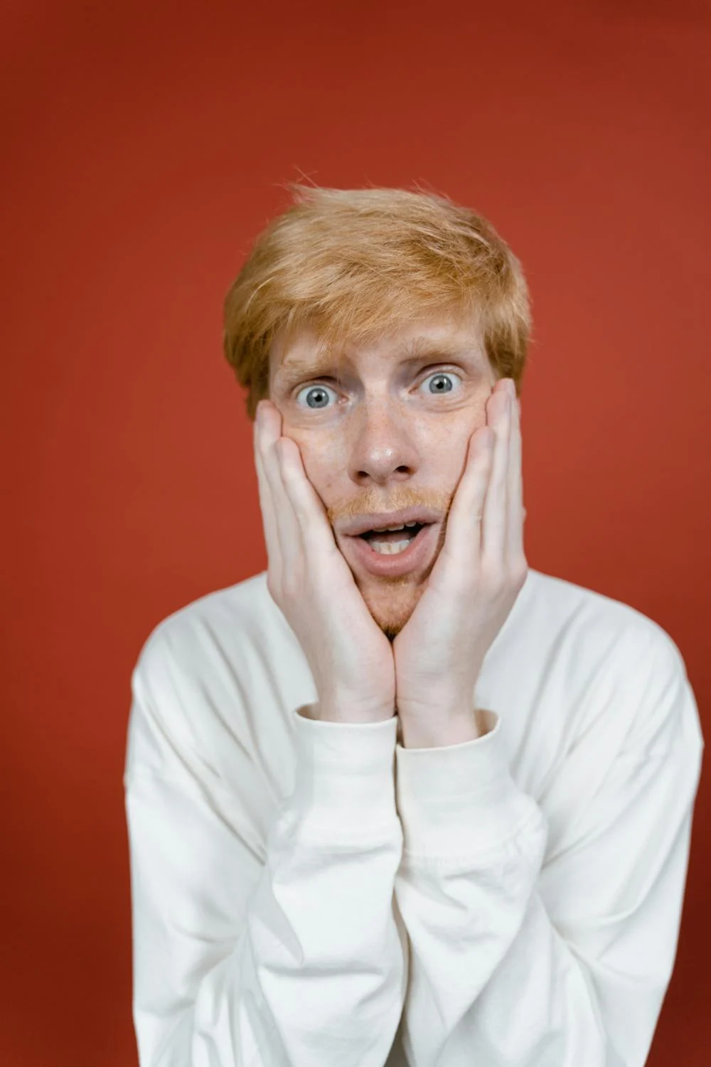 Ein geschockter Mann, der sich den Kopf hält | Quelle: Pexels