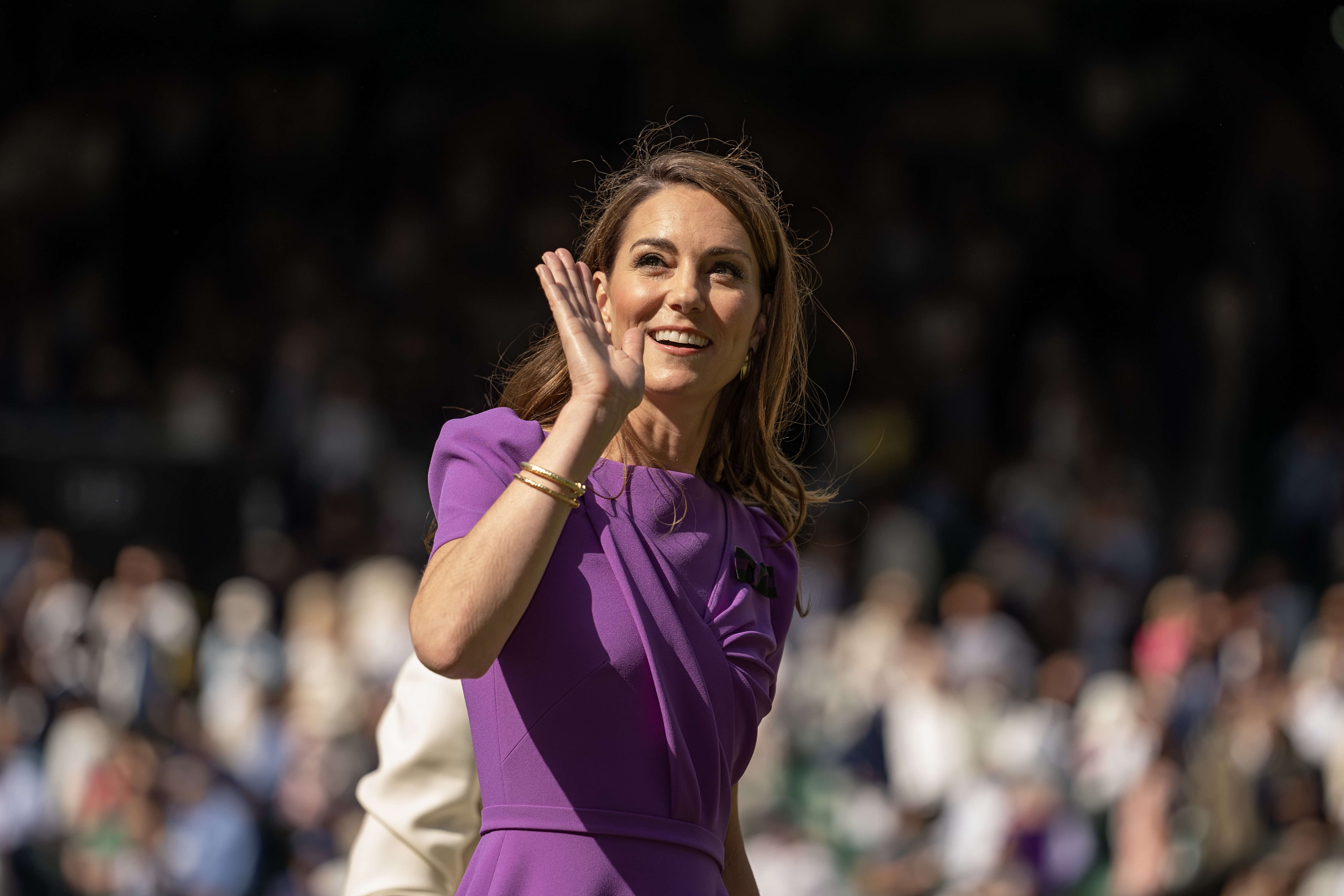 Kate Middleton winkt der Menge während der Wimbledon Tennis Championships am 14. Juli 2024 in London, England, zu. | Quelle: Getty Images