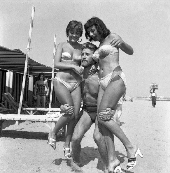 Kirk Douglas, Novella Parigini, Lilly Greco, Lido Beach, 1953 | Quelle: Getty Images