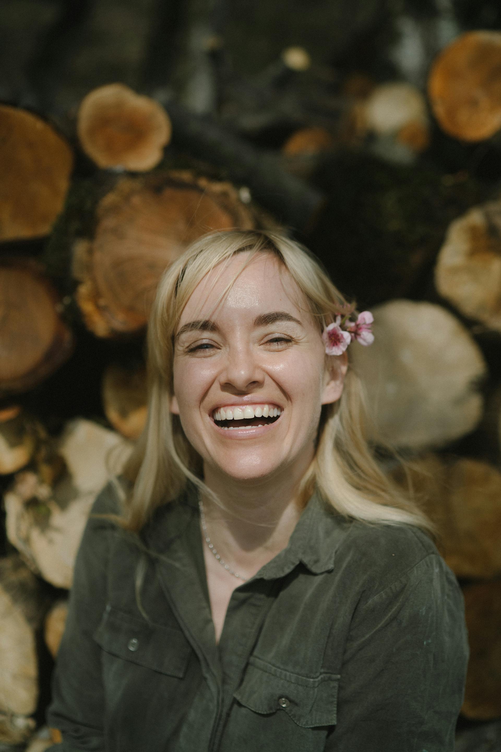 Eine lachende Frau | Quelle: Pexels