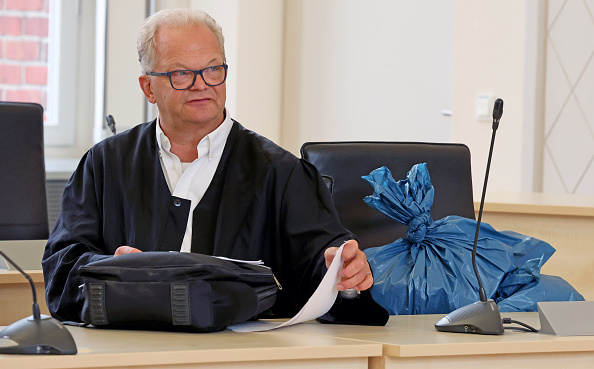 Anwalt Thomas Löcker wartet im Gerichtssaal des Landgerichts Rostock auf die Fortsetzung des Mordprozesses im Fall Fabian, 16. Juni 2026. | Quelle: Getty Images