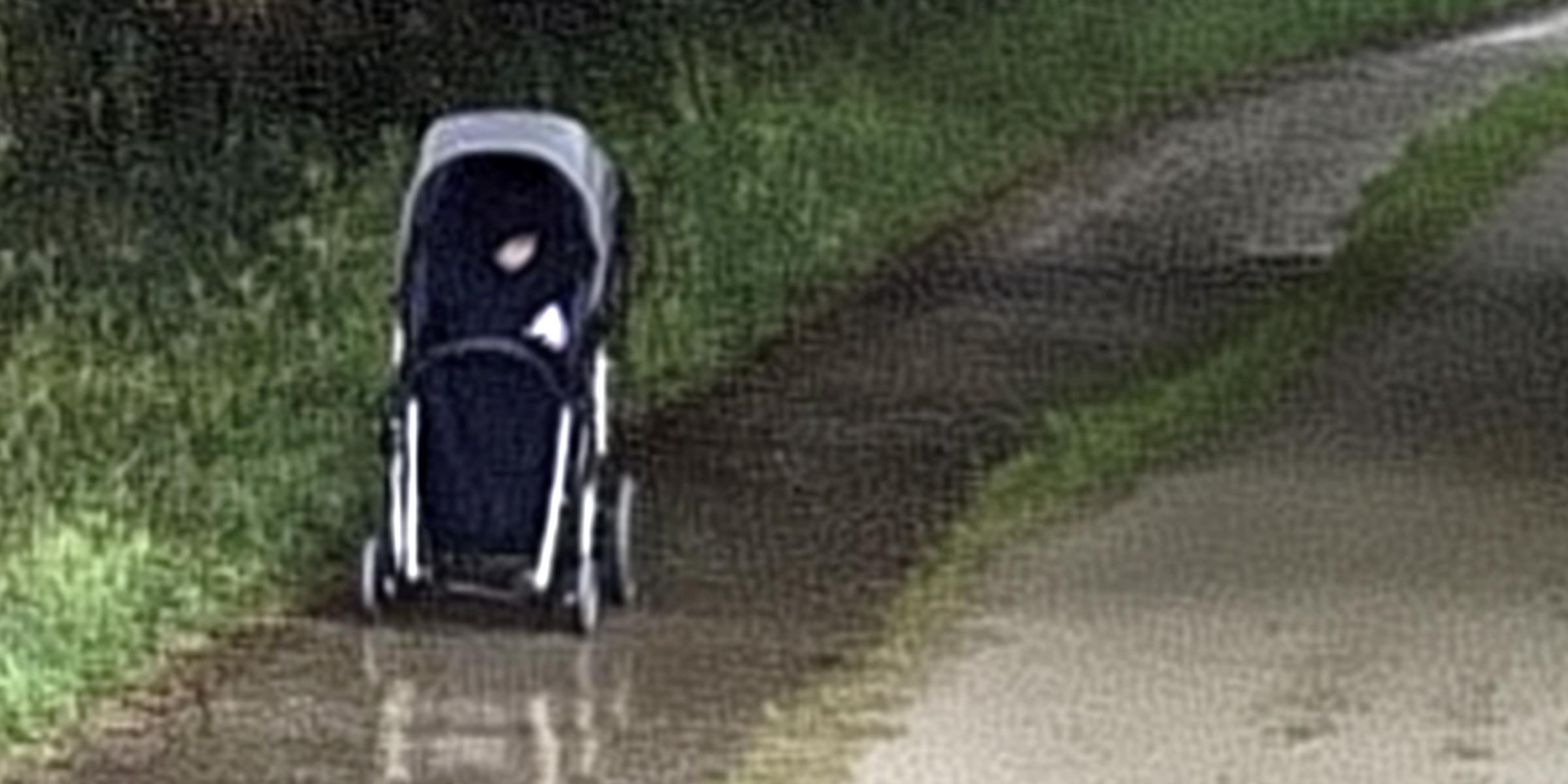 Ein verlassener Kinderwagen auf der Straße bei Nacht | Quelle: Amomama