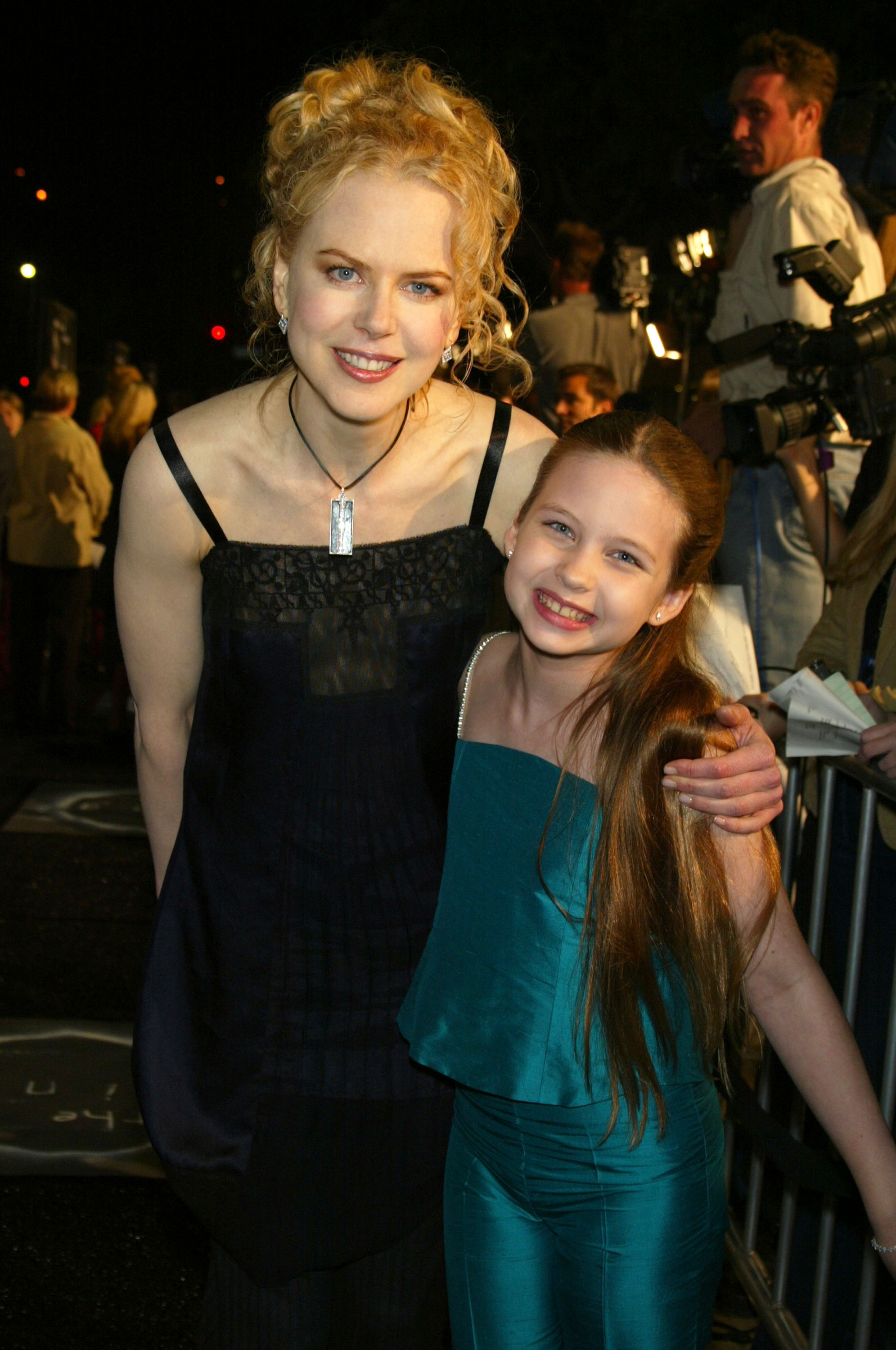 Nicole Kidman posiert mit Daveigh Chase bei der Premiere von „The Ring“ in Westwood, wo die junge Schauspielerin dem Publikum ihre schaurige Darstellung von Samara Morgan präsentierte. | Quelle: Getty Images