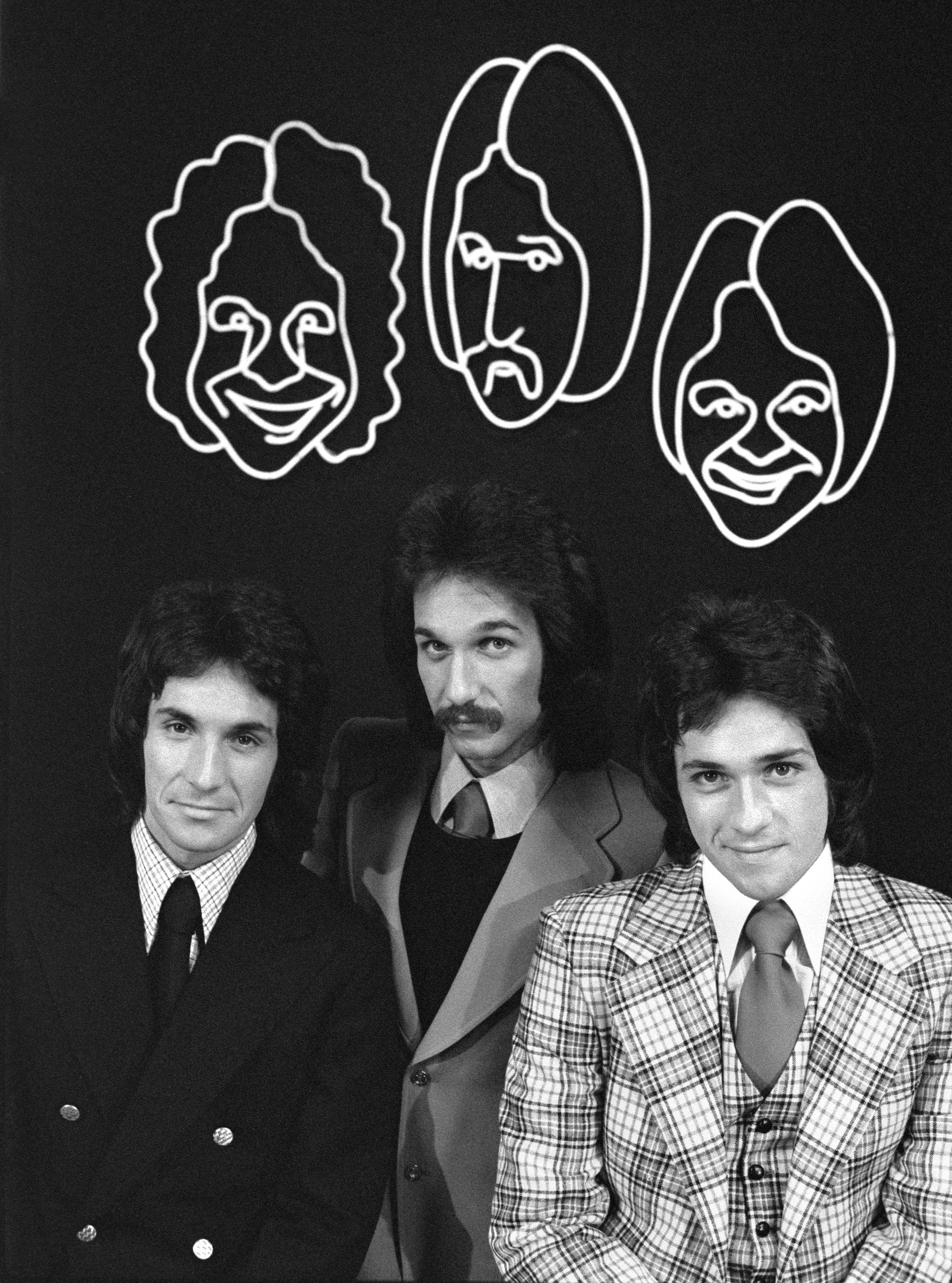 Die Hudson Brothers (Bill, Mark und Brett Hudson) posieren für ein Foto während einer Aufzeichnung ihrer morgendlichen Sketch-Comedy-Serie: "The Hudson Brothers Razzle Dazzle Show" am 1. Juni 1974. | Quelle: Getty Images