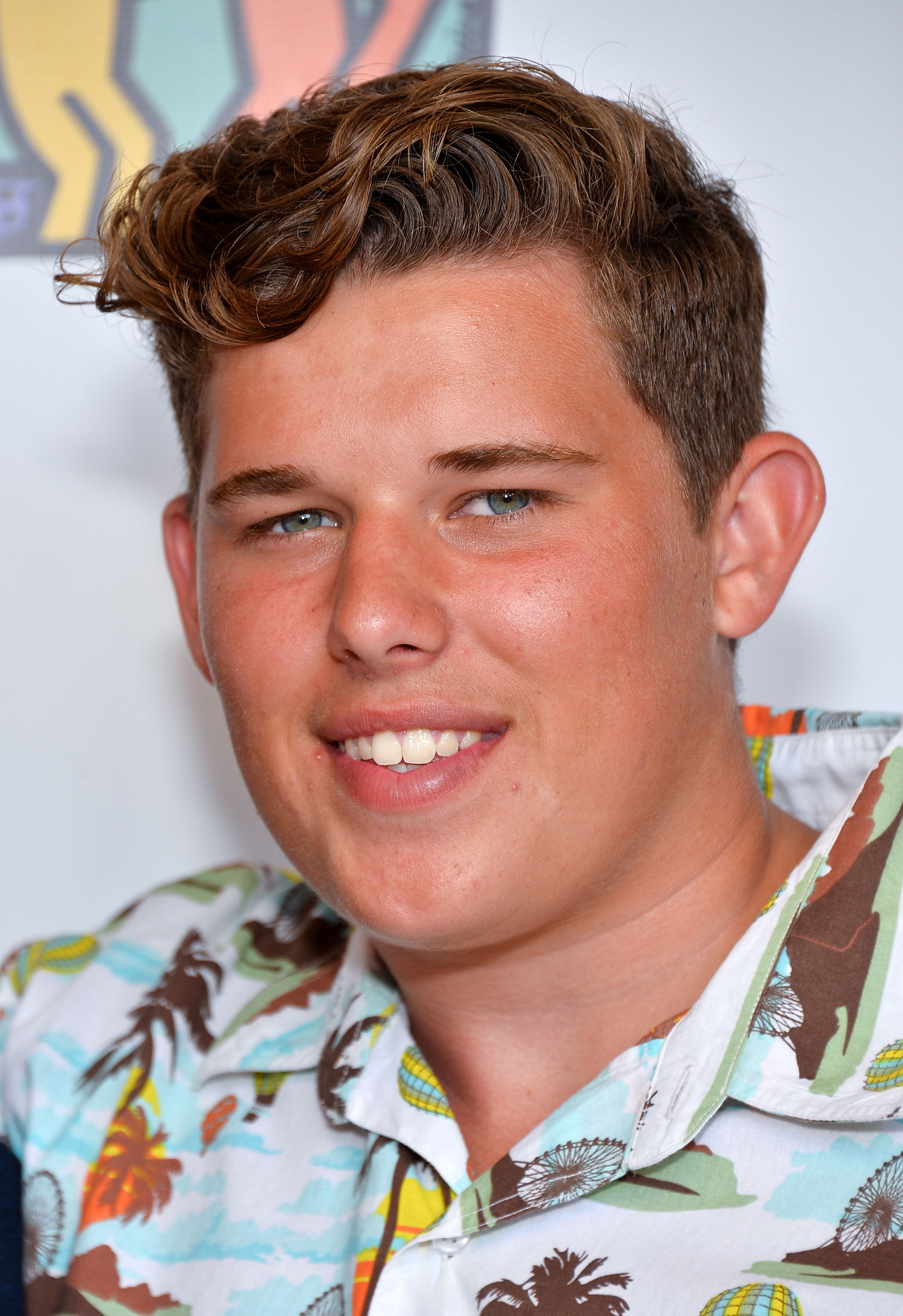 Christopher Schwarzenegger besucht die Team Maria Benefizveranstaltung für Best Buddies im Montage Beverly Hills am 18. August 2013. Er trägt ein farbenfrohes Hemd mit tropischem Aufdruck und lächelt in die Kamera, sein Haar ist kurz und wellig geschnitten.