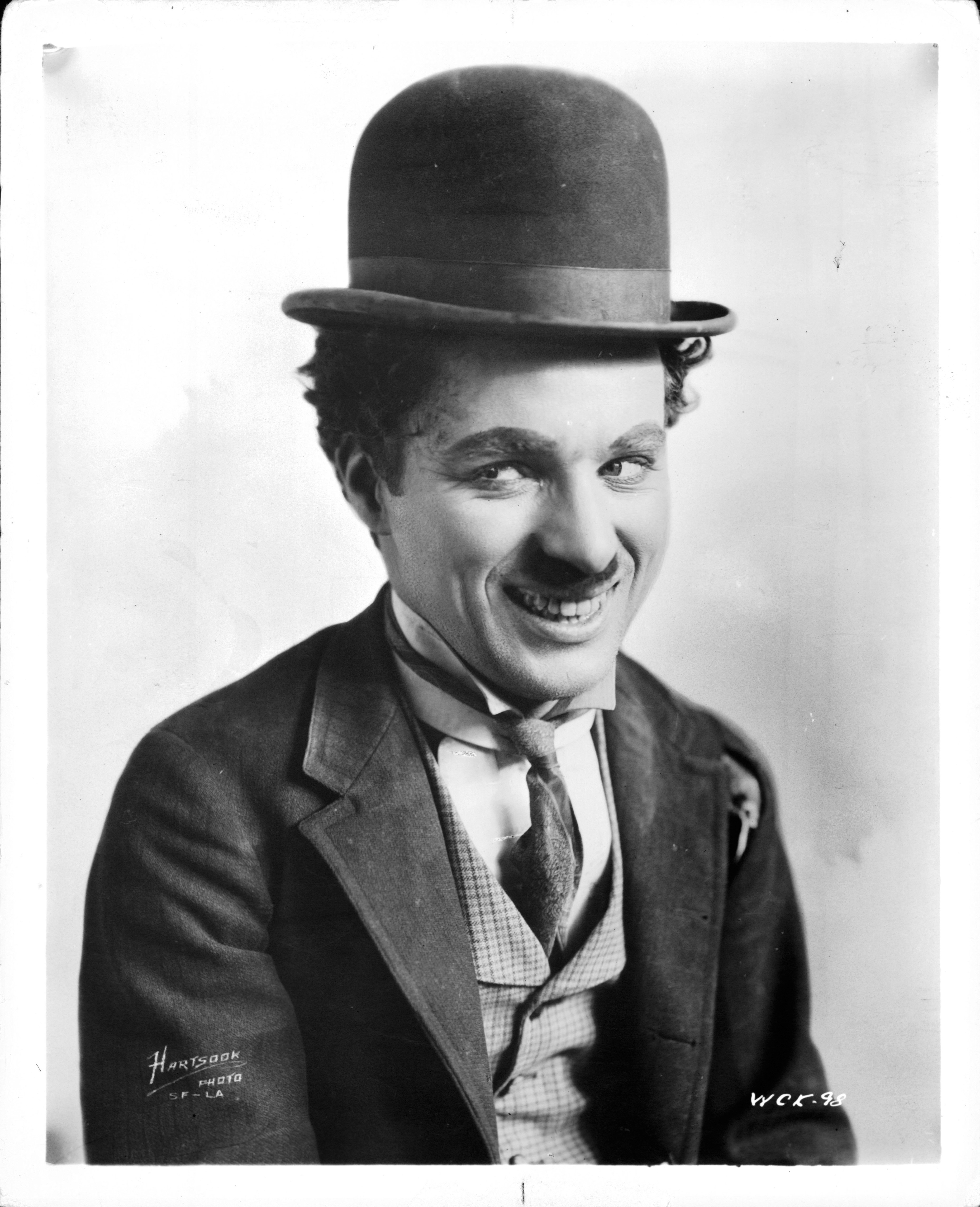 Charles Chaplin Werbeporträt für den Kurzfilm "A Night Out", 1915 | Quelle: Getty Images