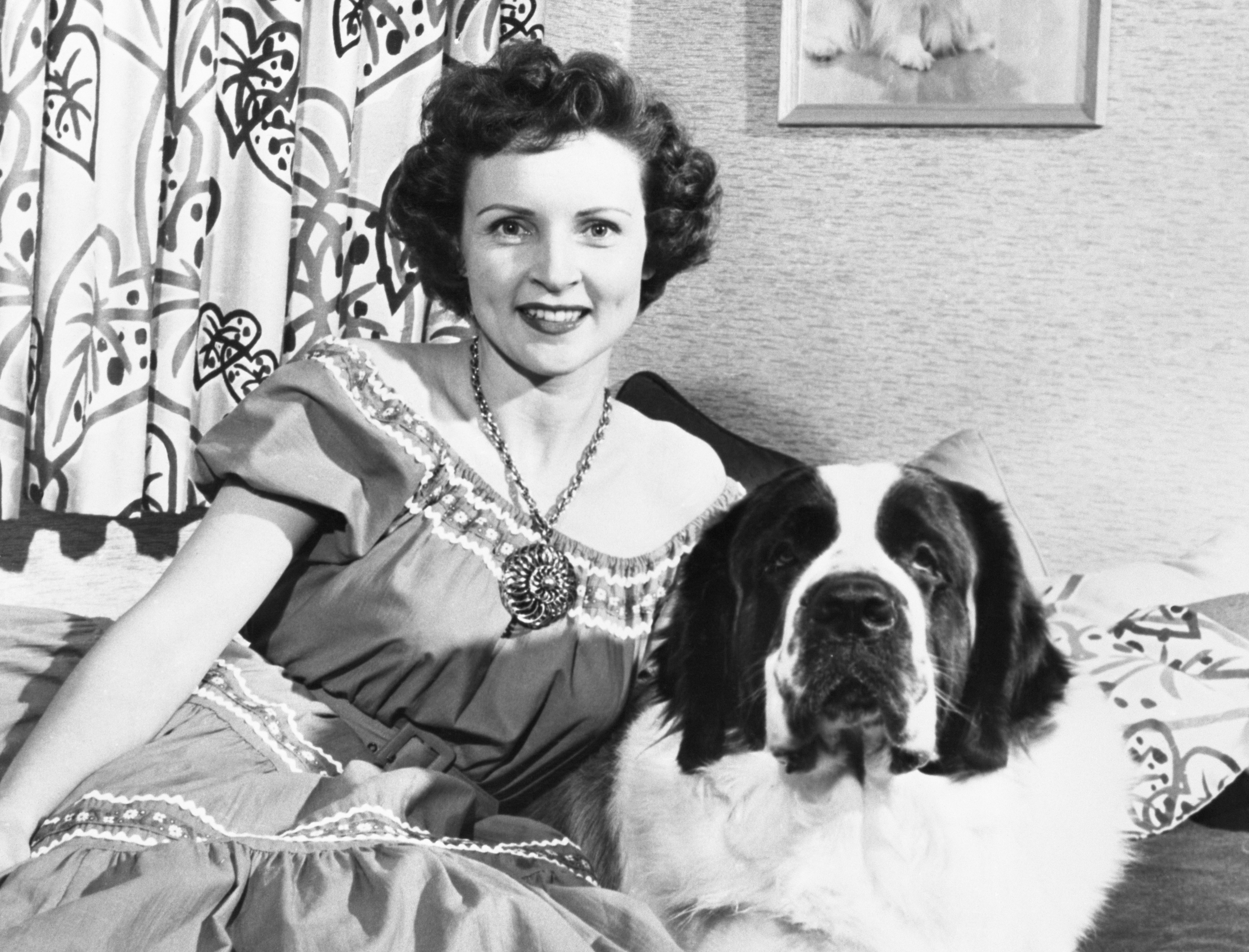 Betty White mit ihrem Bernhardiner, ca. 1954 | Quelle: Getty Images