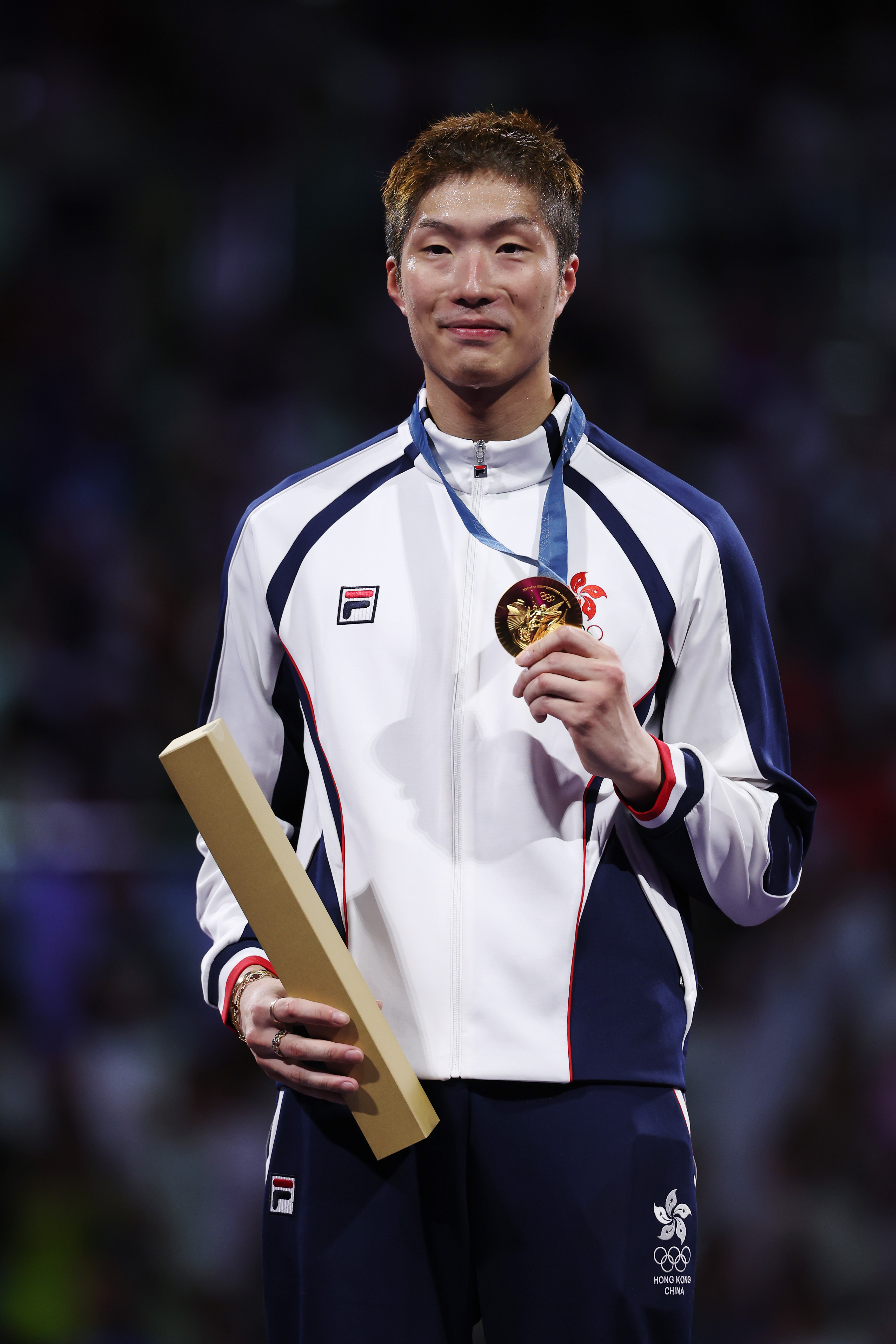 Ka Long Cheung vom Team Hongkong feiert seinen Goldmedaillengewinn während der Medaillenzeremonie im Einzelwettbewerb der Männer in Paris, Frankreich am 29. Juli 2024 | Quelle: Getty Images