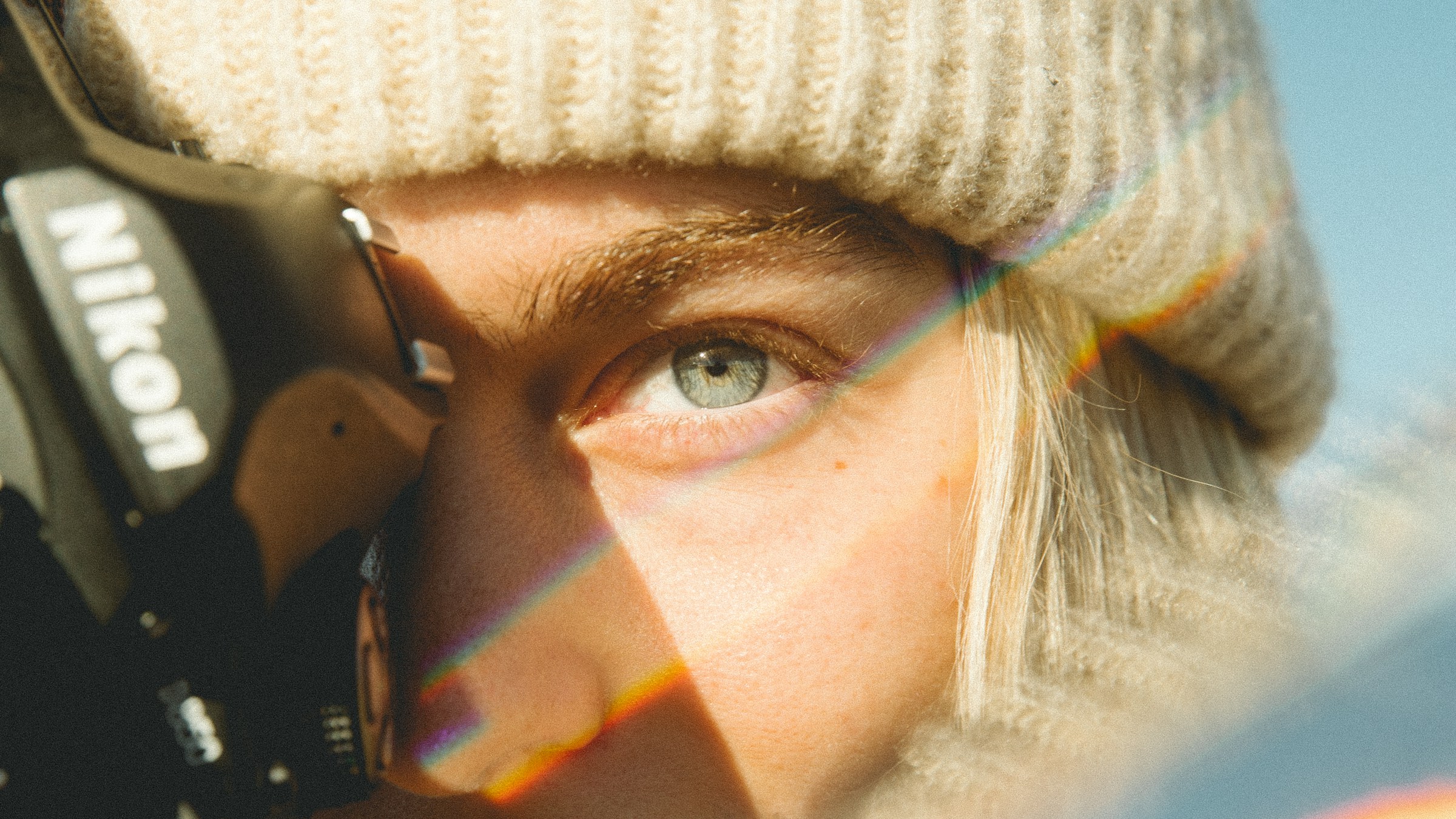 Nahaufnahme einer Frau, die eine Kamera hält | Quelle: Unsplash