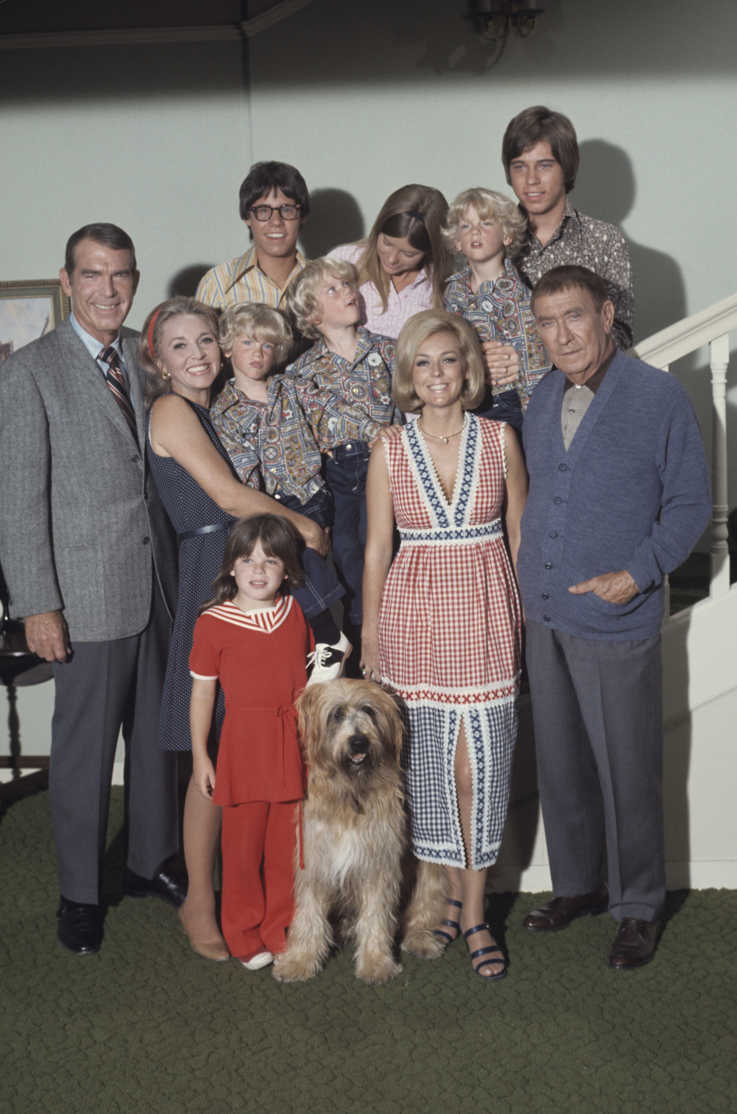 Fred MacMurray, Beverly Garland, Statisten, Dawn Lyn, Barry Livingston, Ronnie Troup, Tina Cole, Statisten, Stanley Livingston und William Demarest am Set von "My Three Sons" | Quelle: Getty Images