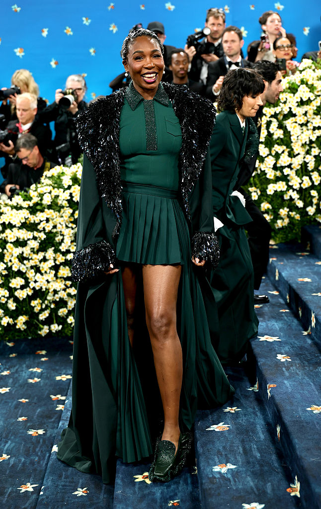 Venus Williams posiert bei der Met Gala 2025 zur Feier von „Superfine: Tailoring Black Style“ im Metropolitan Museum of Art am 5. Mai in New York City.