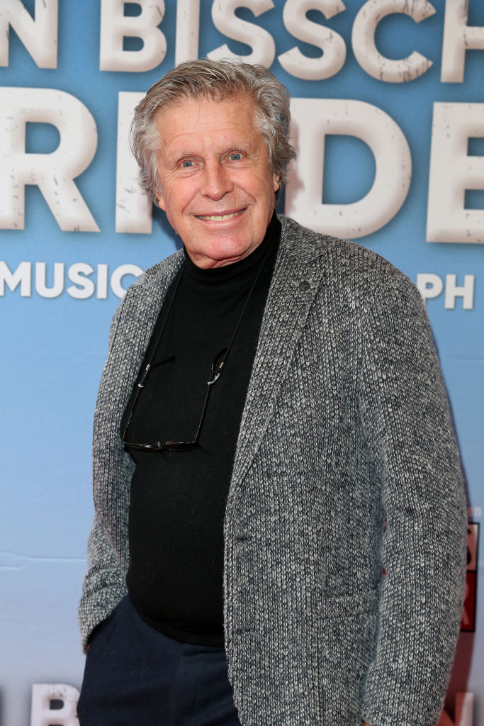 Sigmar Solbach bei der Premiere des Musicals „Ein bißchen Frieden“ im Deutschen Theater am 9. Mai 2024 in München | Quelle: Getty Images
