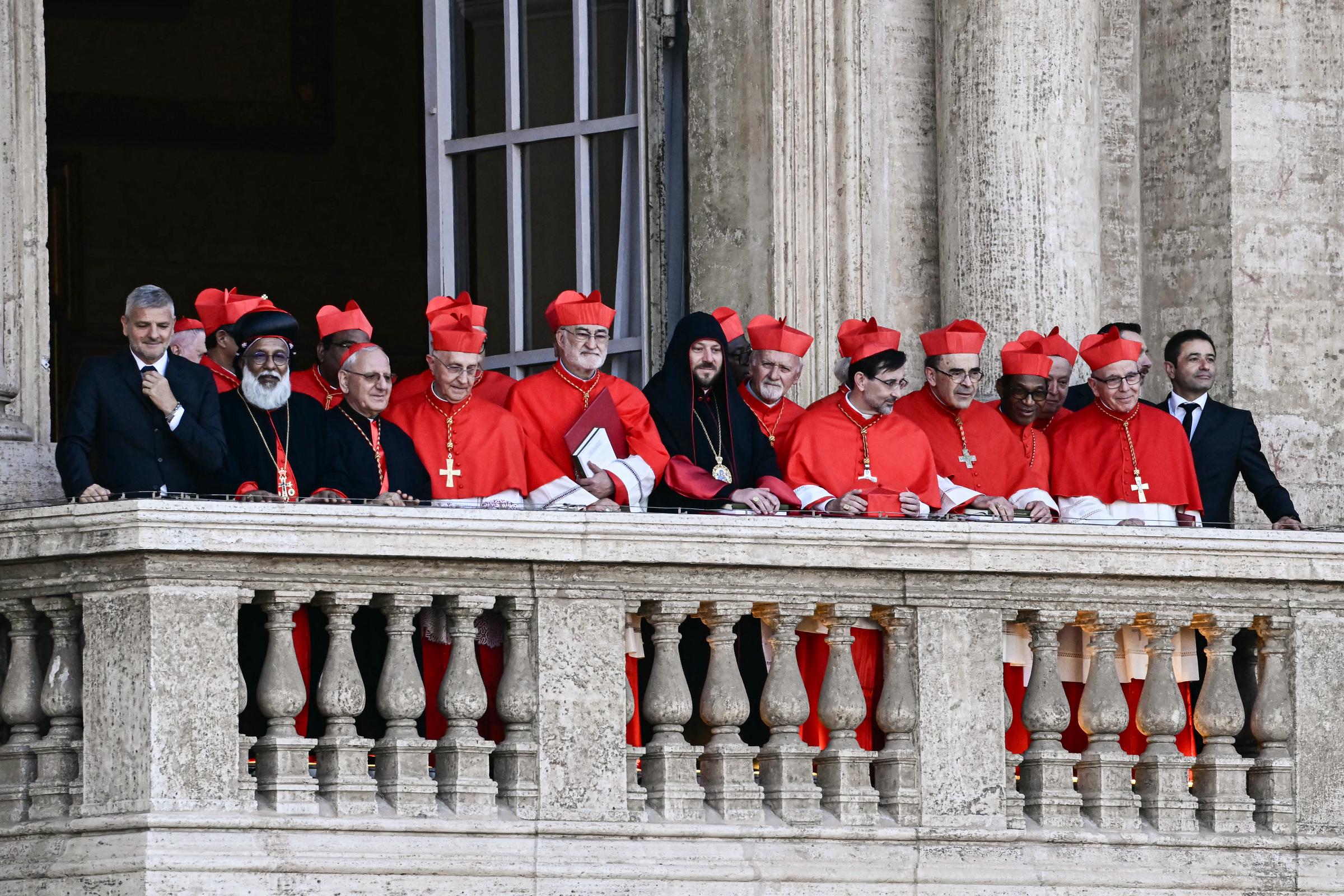 Kardinäle auf einem Balkon des Petersdoms / Quelle: Getty Images
