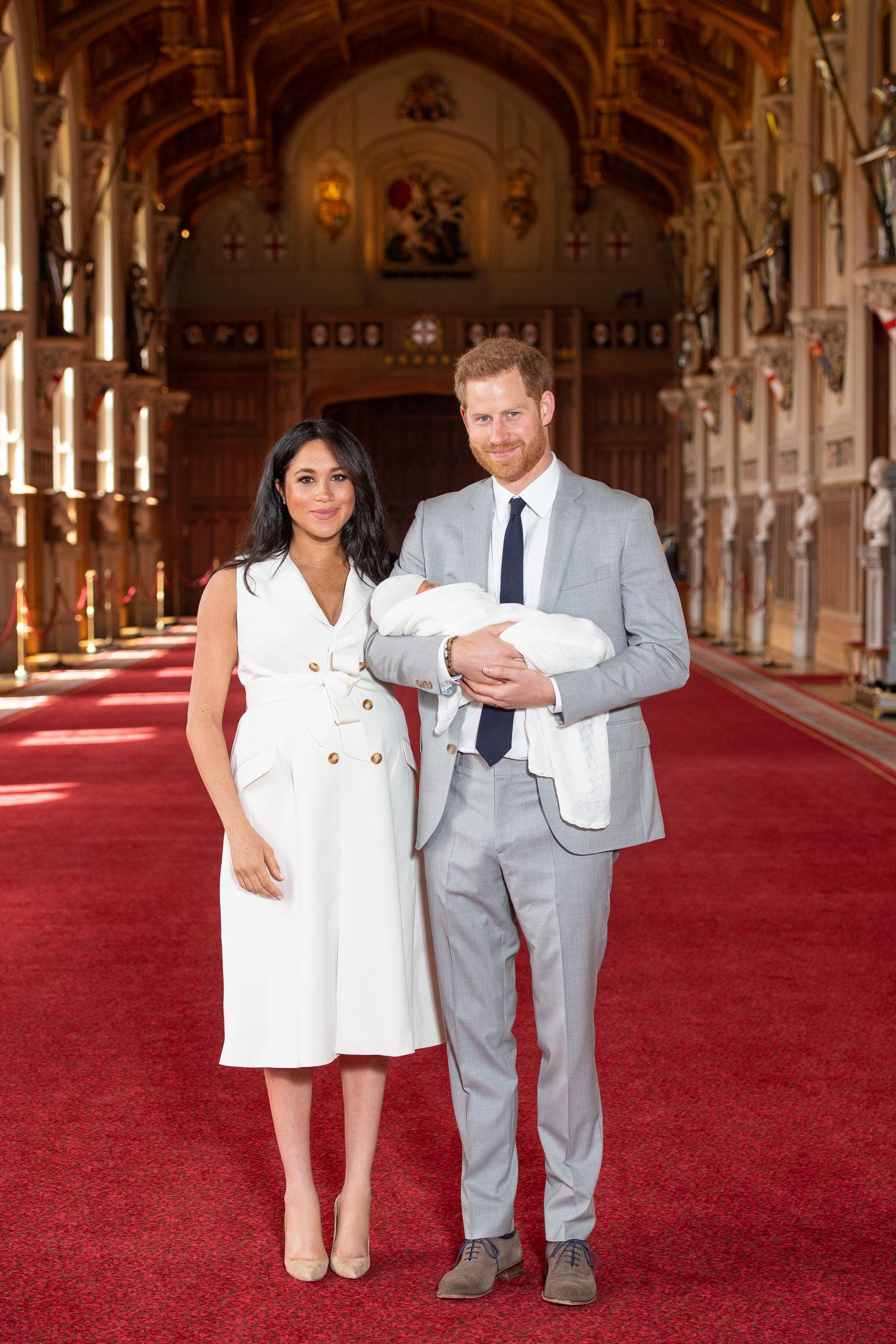 Prinz Harry, Herzog von Sussex, und Meghan, Herzogin von Sussex, posieren mit ihrem neugeborenen Sohn, Prinz Archie, bei einem Fototermin in der St. George’s Hall im Schloss Windsor am 8. Mai 2019 in England. | Quelle: Getty Images