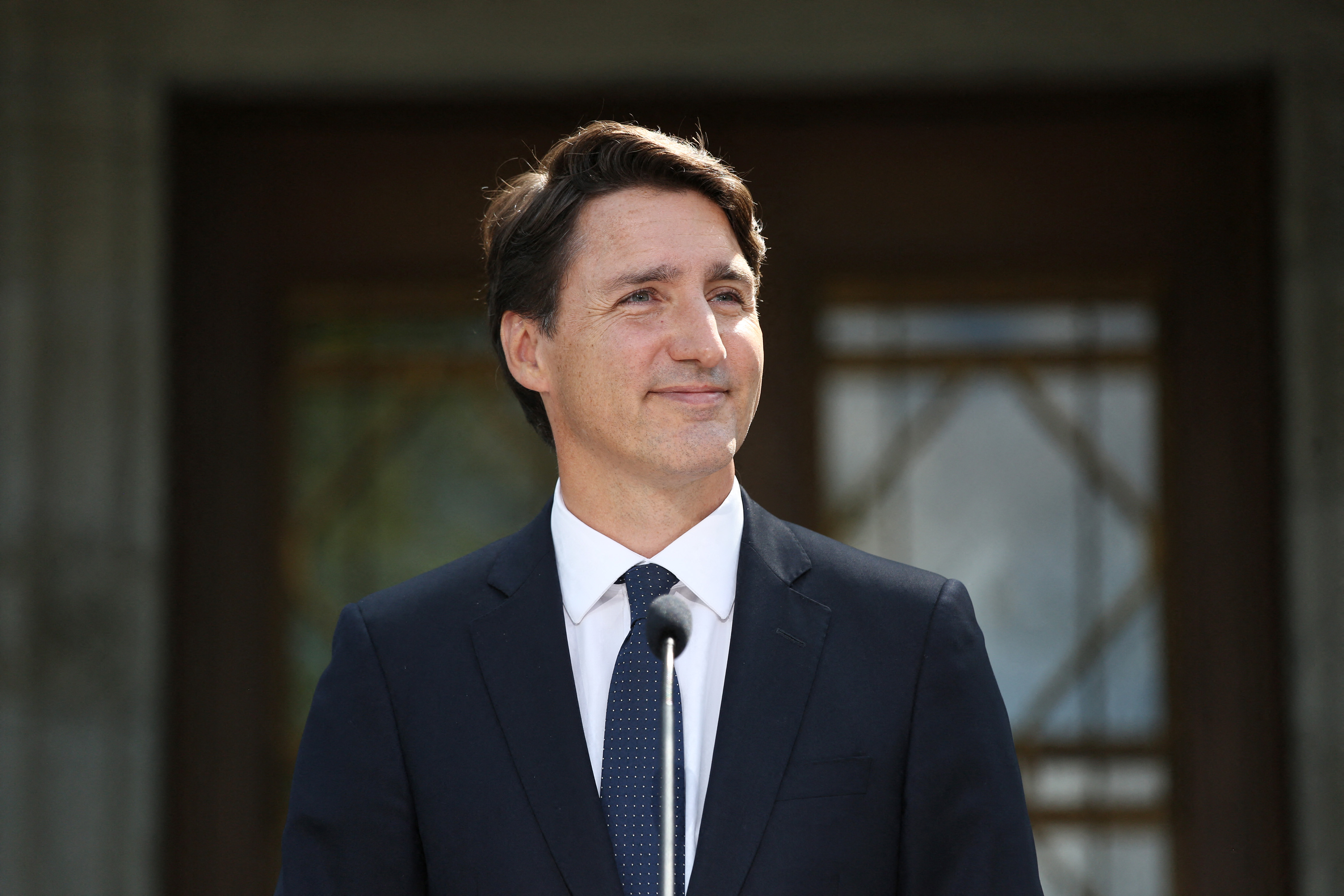 Lange bevor seine Beziehung zu Perry für Schlagzeilen sorgte, konzentrierte sich Trudeau darauf, Kanada als Premierminister zu führen. Er wurde am 15. August 2021 bei einer Pressekonferenz in Ottawa fotografiert, als er die Bundestagswahl ankündigte. | Quelle: Getty Images