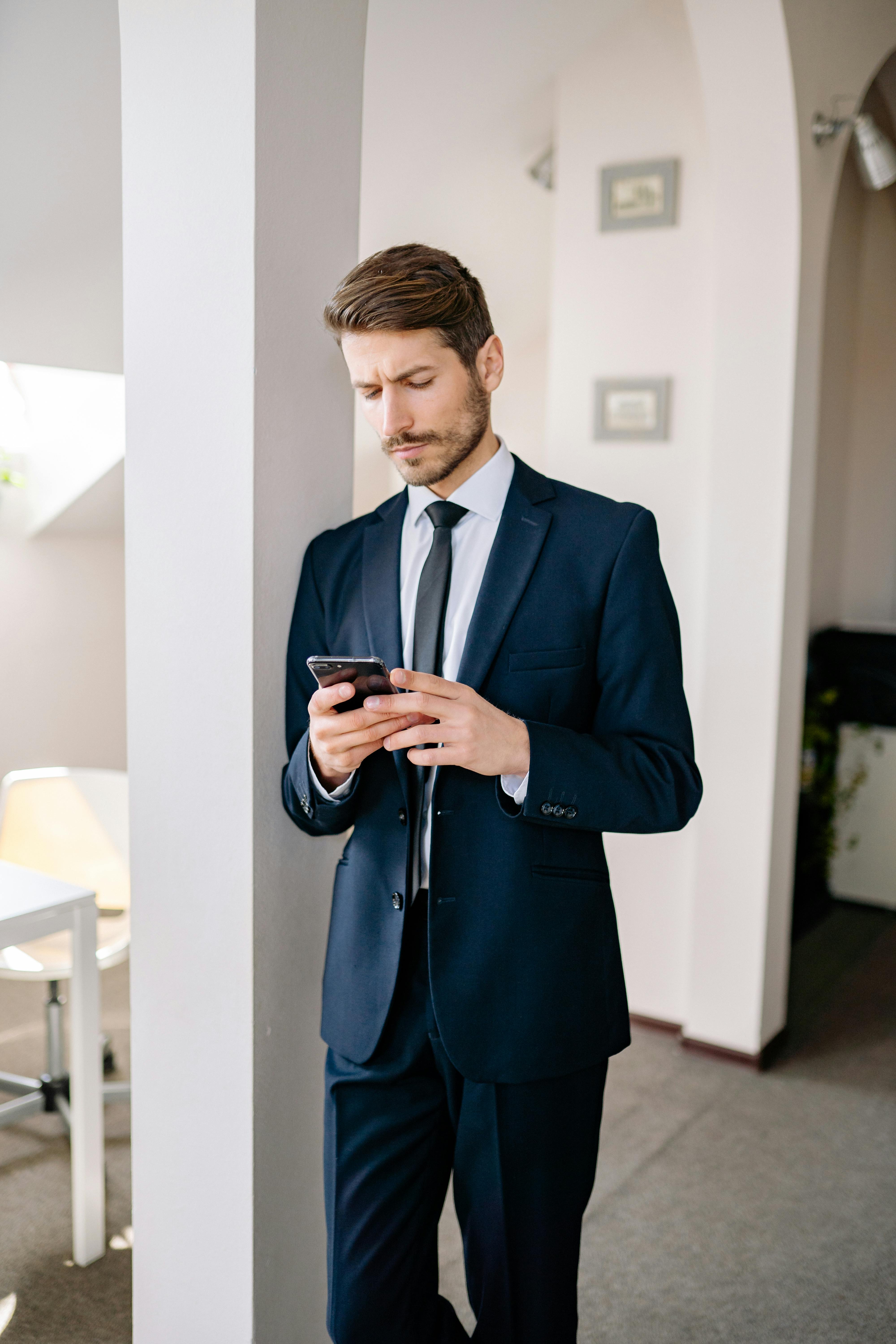 Ein ernster Mann im Anzug | Quelle: Pexels