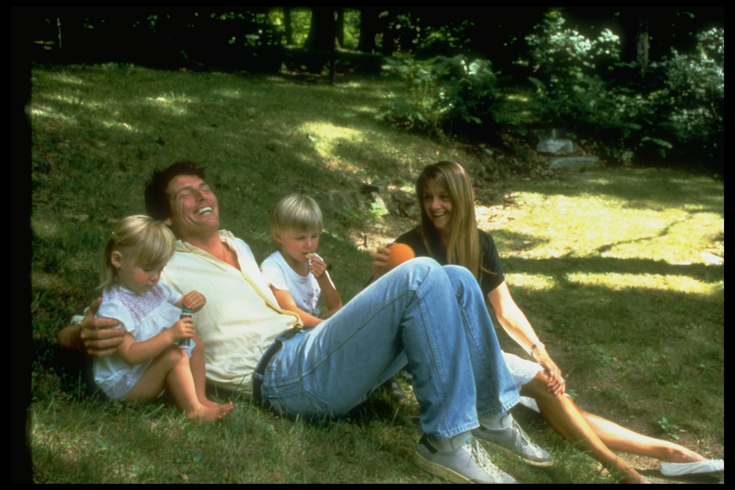 Alexandra, Christopher und Matthew Reeve mit Gae Exton im Freien am 1. Januar 1985 | Quelle: Getty Images