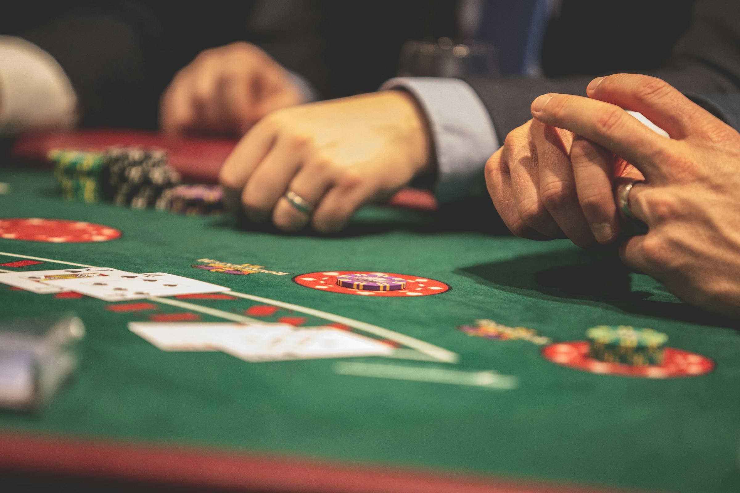 Menschen an einem Blackjack-Tisch | Quelle: Pexels