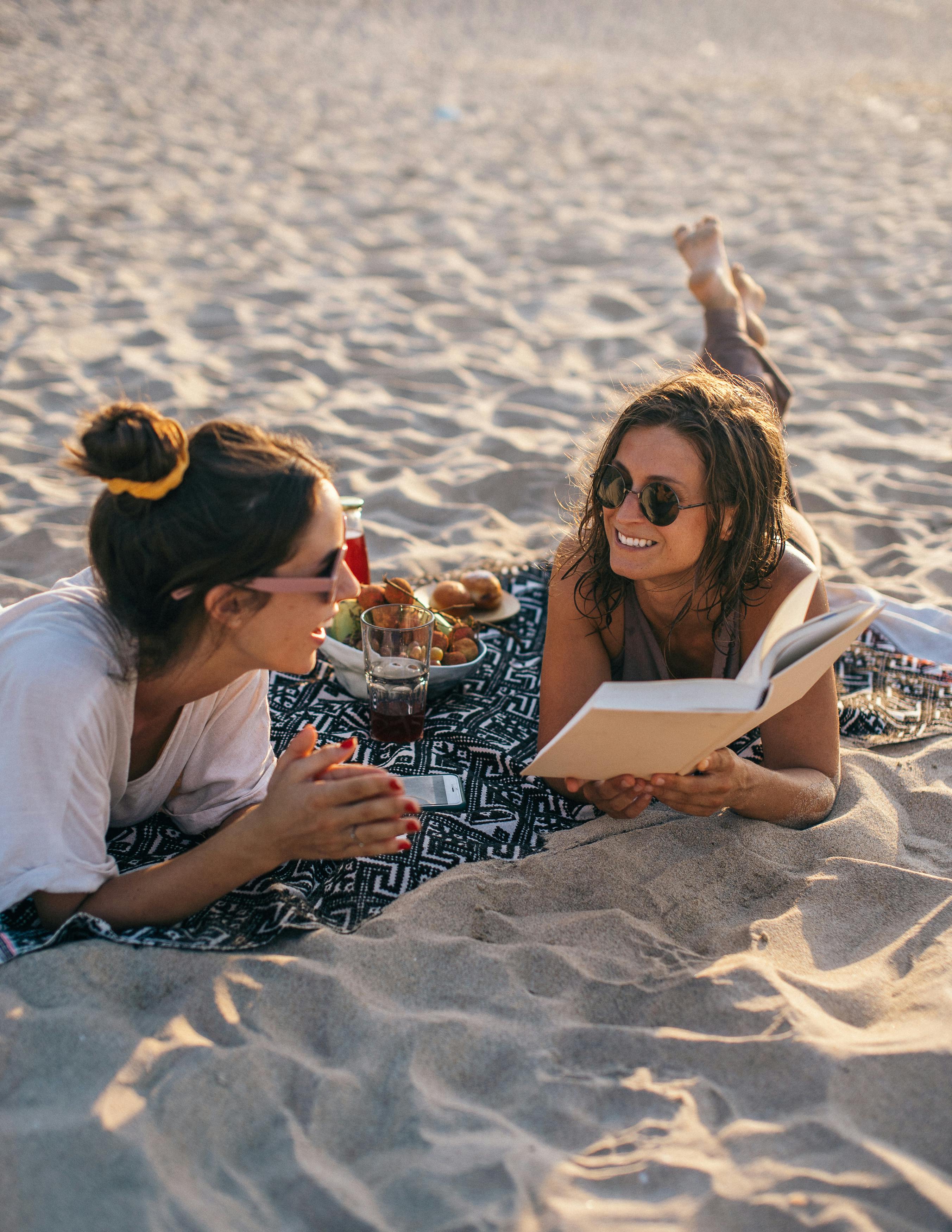 Beste Freunde unterhalten sich am Strand | Quelle: Anna Tarazevich auf Pexels