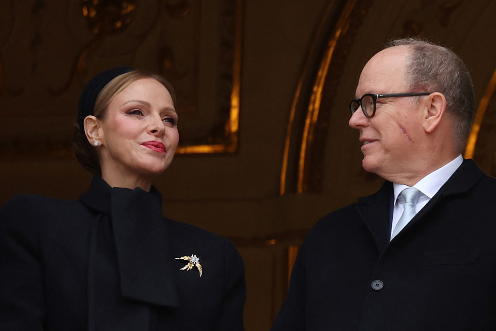 Prinz Albert II. von Monaco (rechts) und Prinzessin Charlene von Monaco erscheinen am 27. Januar 2026 während der traditionellen Feierlichkeiten zu Ehren der Heiligen Devote im Fürstentum Monaco auf dem Balkon. | Quelle: Getty Images