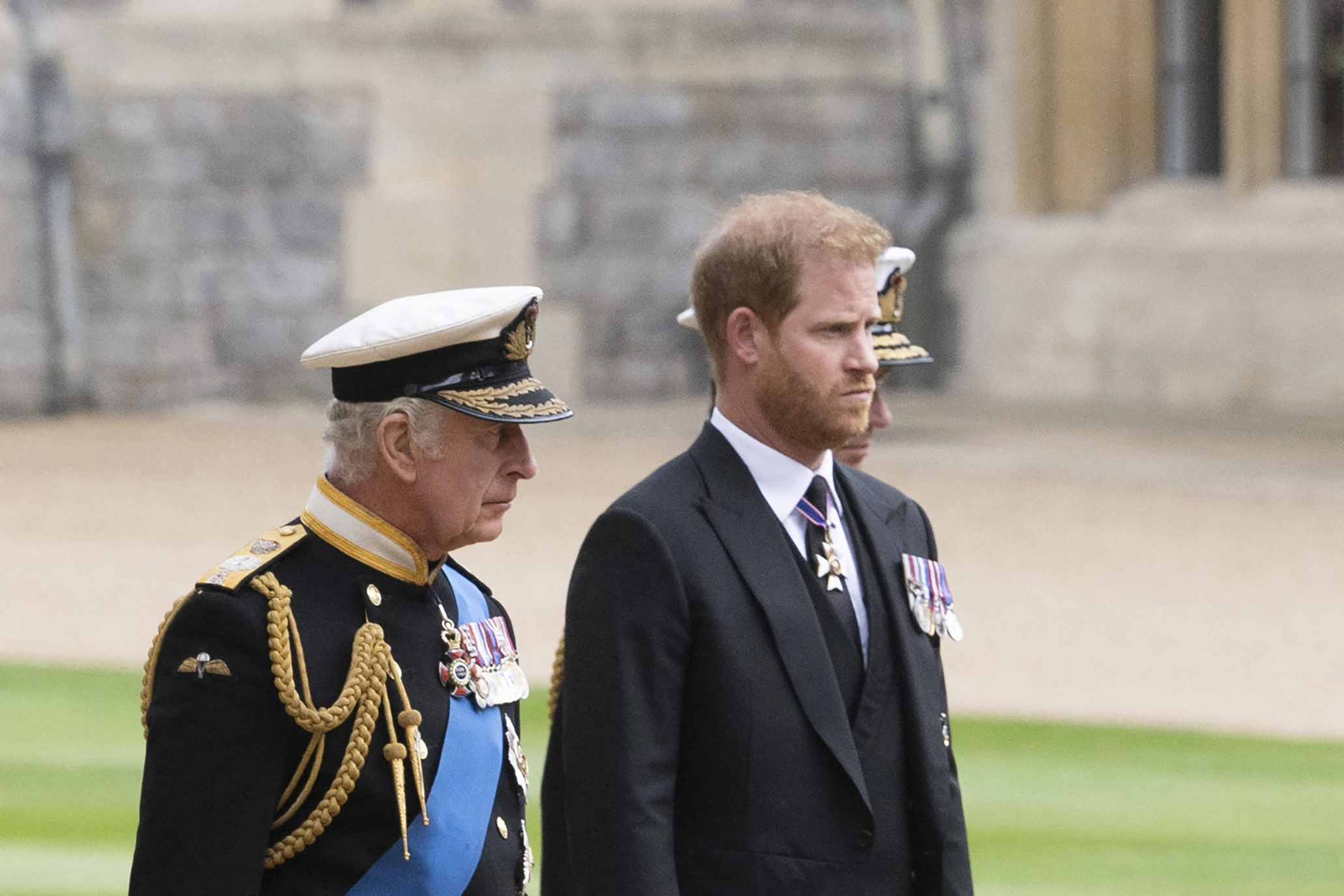 König Charles III. und Prinz Harry in der St. George's Chapel in Windsor Castle vor der Trauerfeier für Königin Elizabeth II. am 19. September 2022. | Quelle: Getty Images