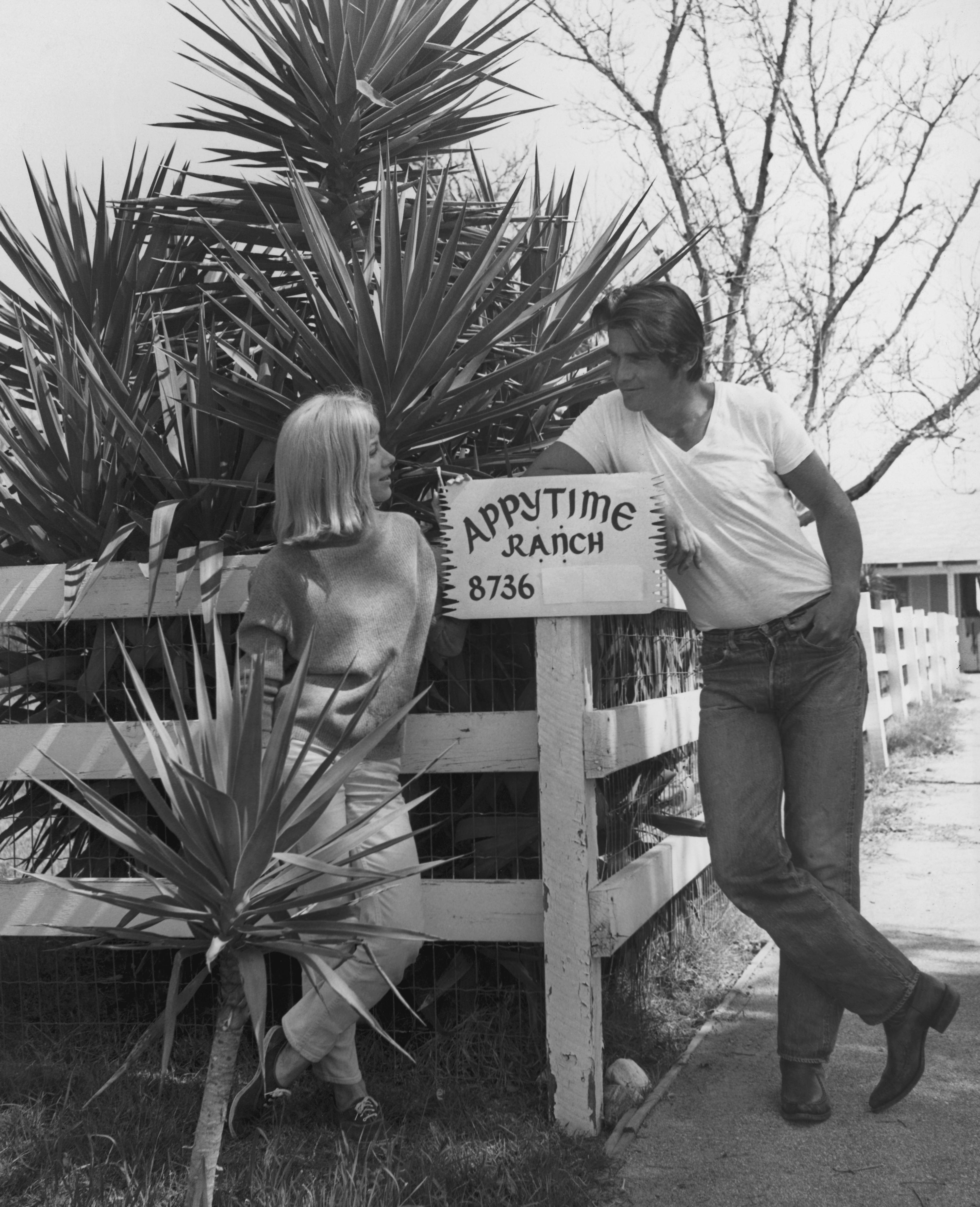 Jane Cameron Agee und James Brolin am 1. Januar 1970 zu Hause auf seiner Appytime-Ranch in Kalifornien. | Quelle: Getty Images