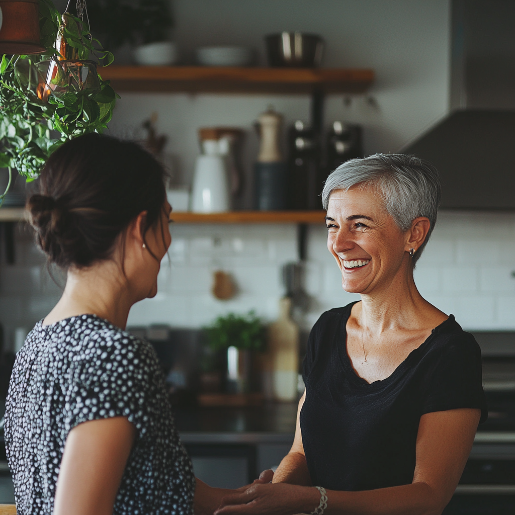 Zwei Frauen, die sich gegenseitig anlächeln | Quelle: Midjourney