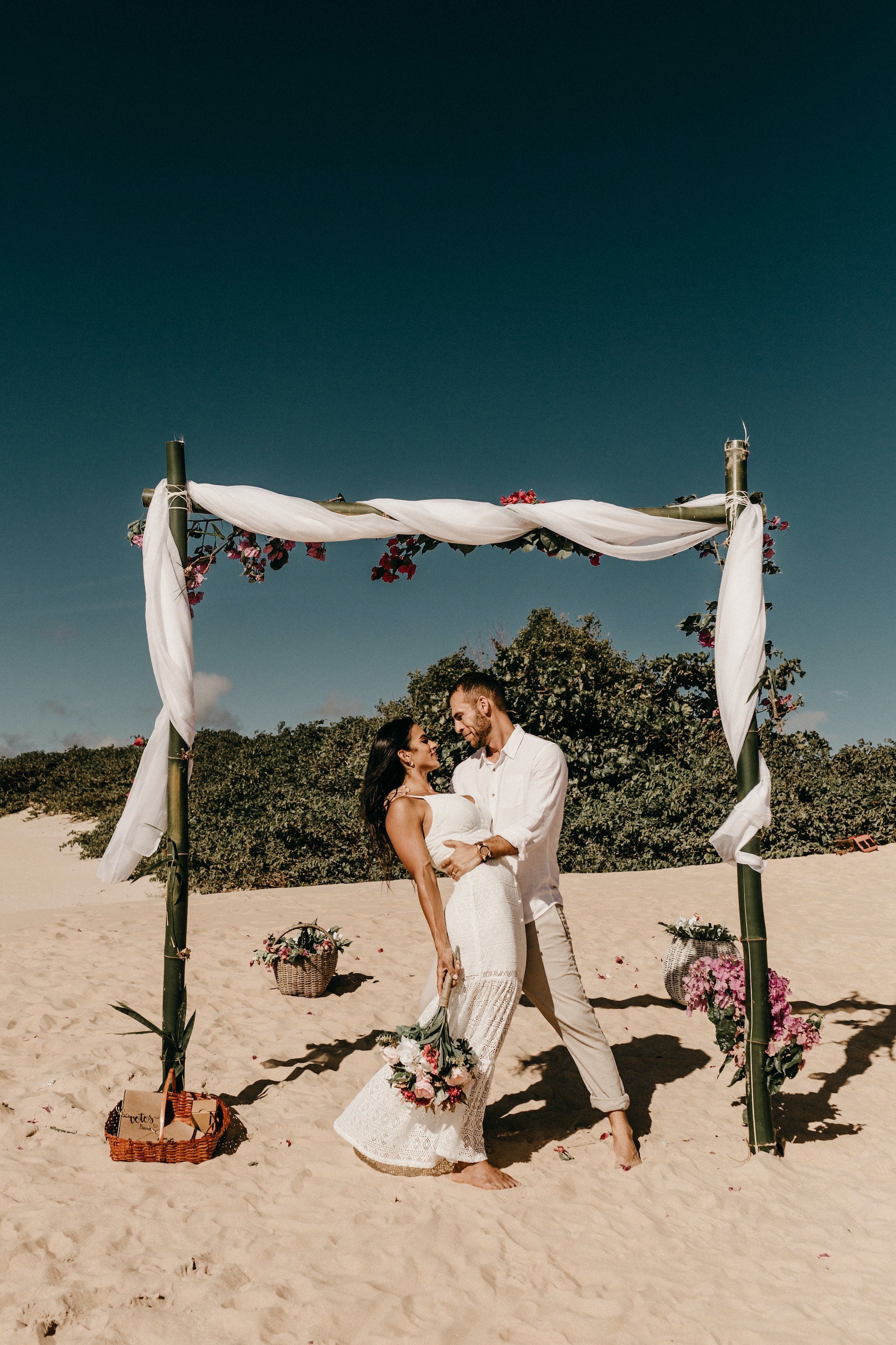 Eine Braut und ein Bräutigam am Strand | Quelle: Pexels