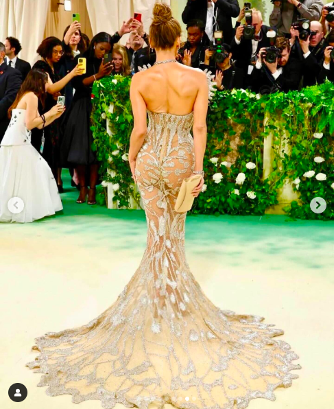 Jennifer Lopez posiert für ein Foto in ihrem Schiaparelli-Kleid, gepostet am 7. Mai 2024 | Quelle: Instagram/marielhaenn