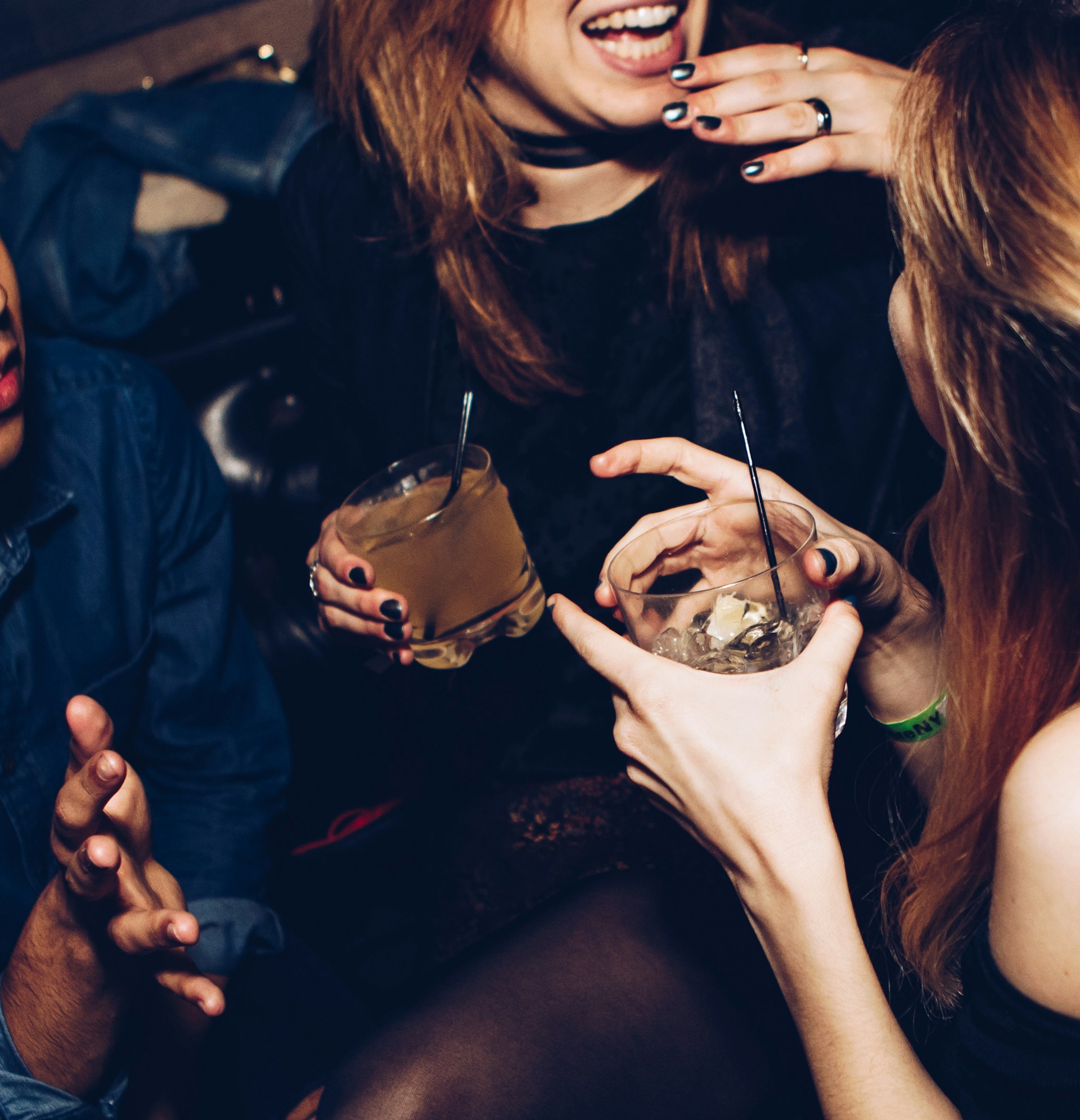 Frauen auf einer Party | Quelle: Unsplash