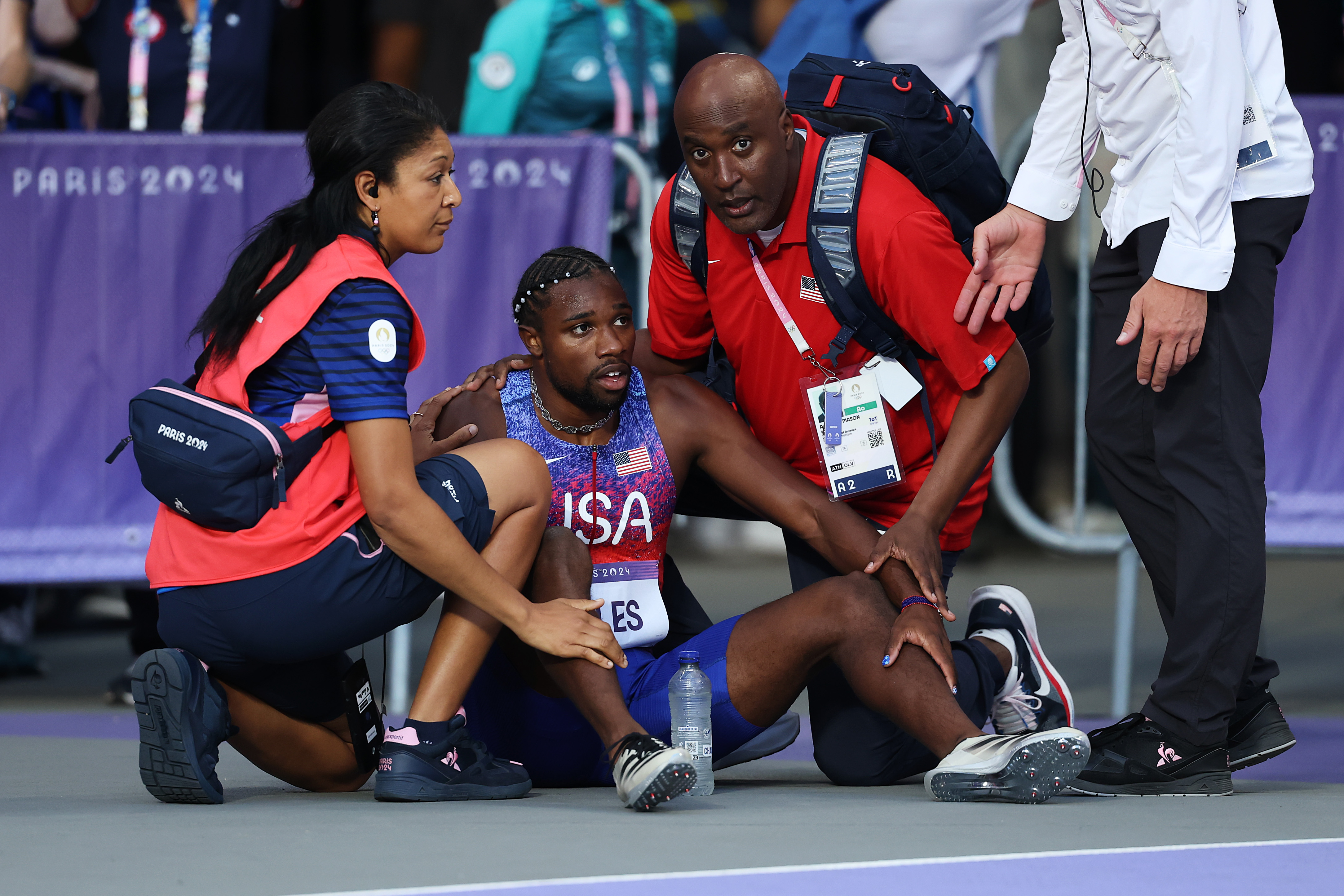 Noah Lyles vom US-Team wird nach dem 200-m-Finale der Männer bei den Olympischen Spielen in Paris am 8. August 2024 von medizinischem Personal betreut | Quelle: Getty Images