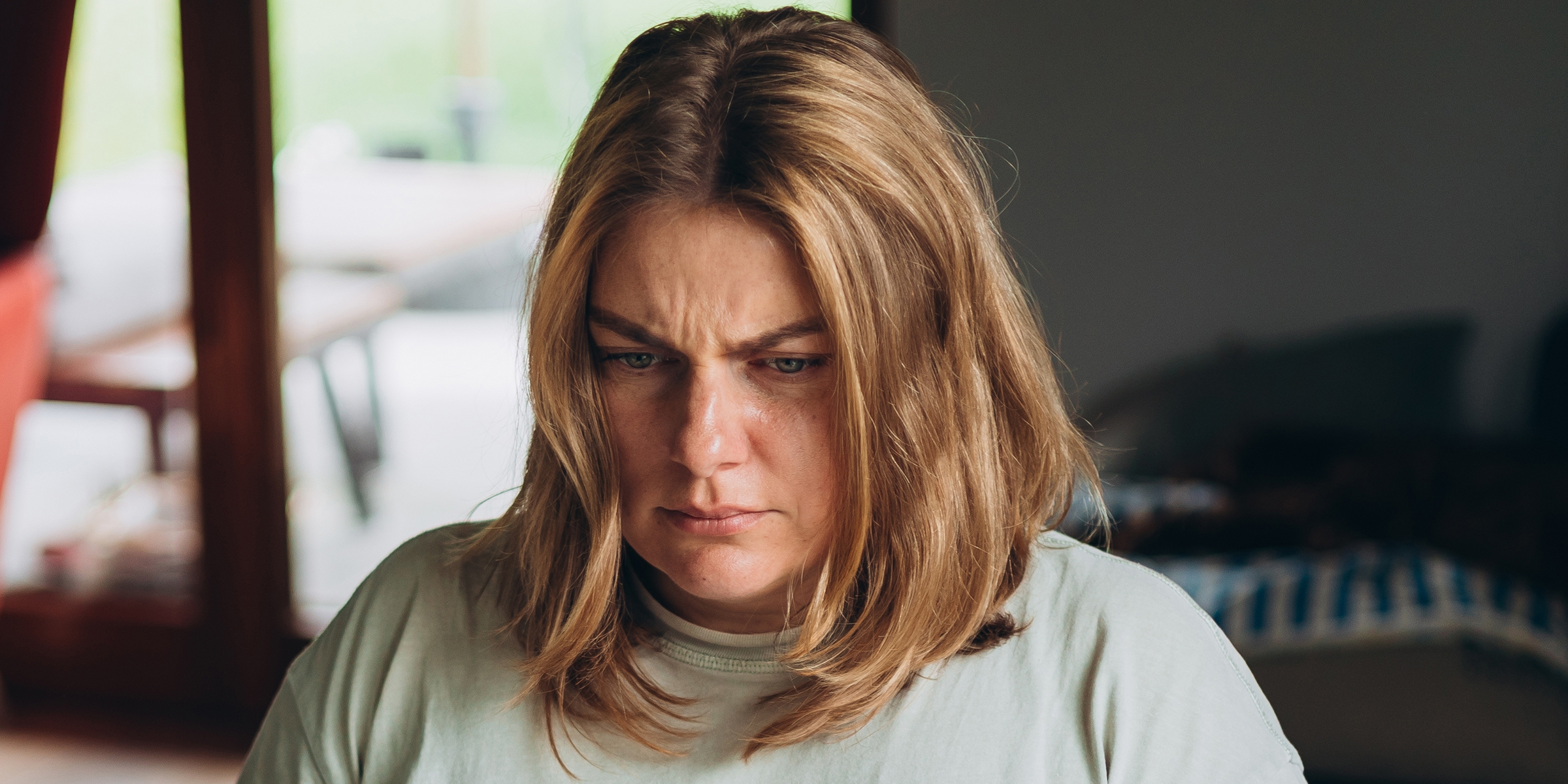 Eine stirnrunzelnde Frau | Quelle: Shutterstock