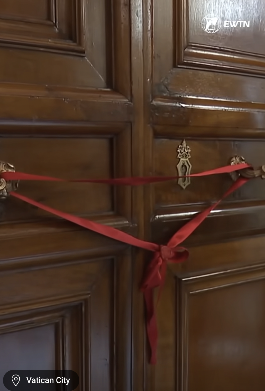 Die Eingangstüren der neuen Wohnung von Papst Leo XIV. in der päpstlichen Wohnung im Apostolischen Palast aus einem Video vom 12. Mai 2025. | Quelle: YouTube/EWTNcatholictv