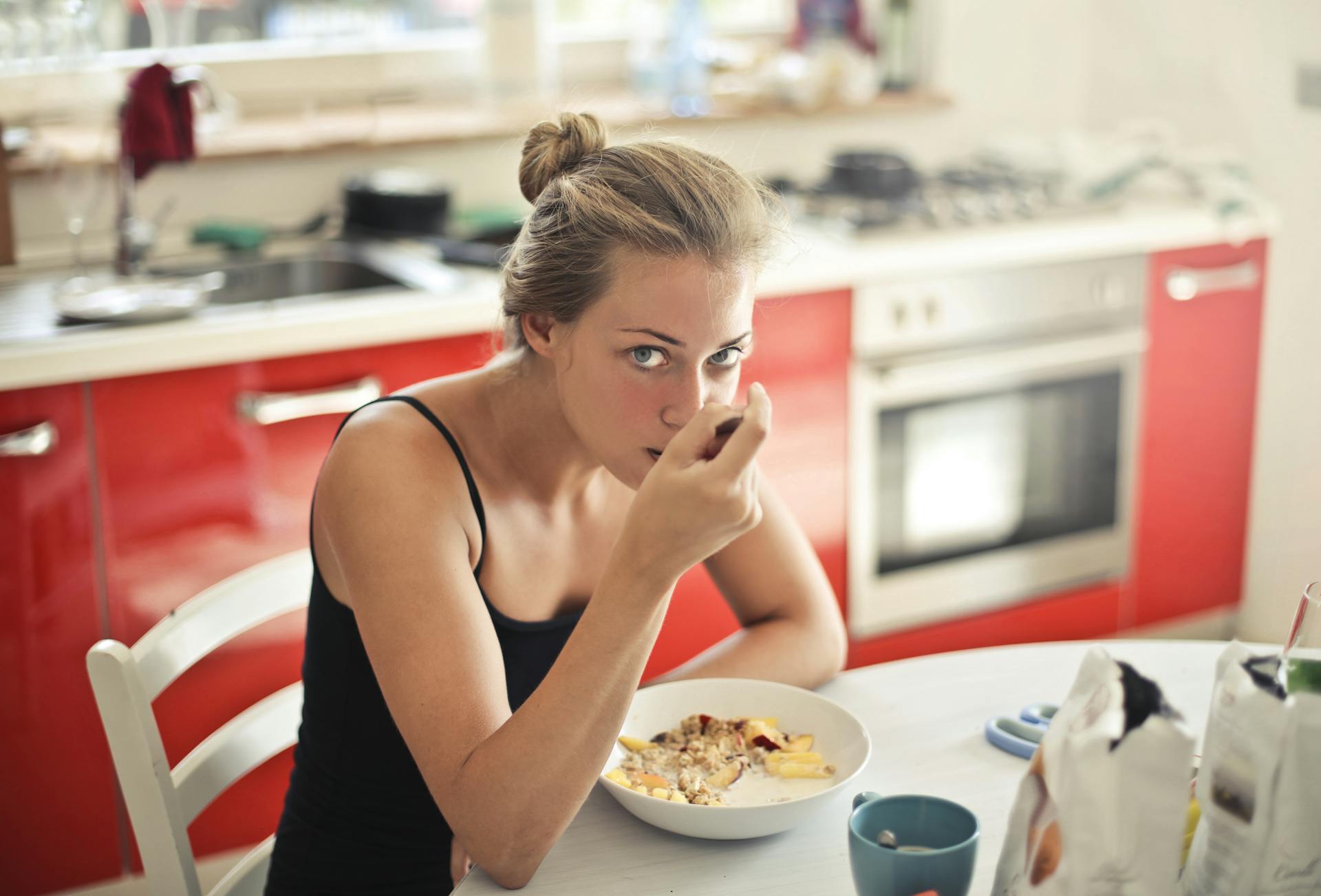 Eine Frau isst Müsli | Quelle: Pexels