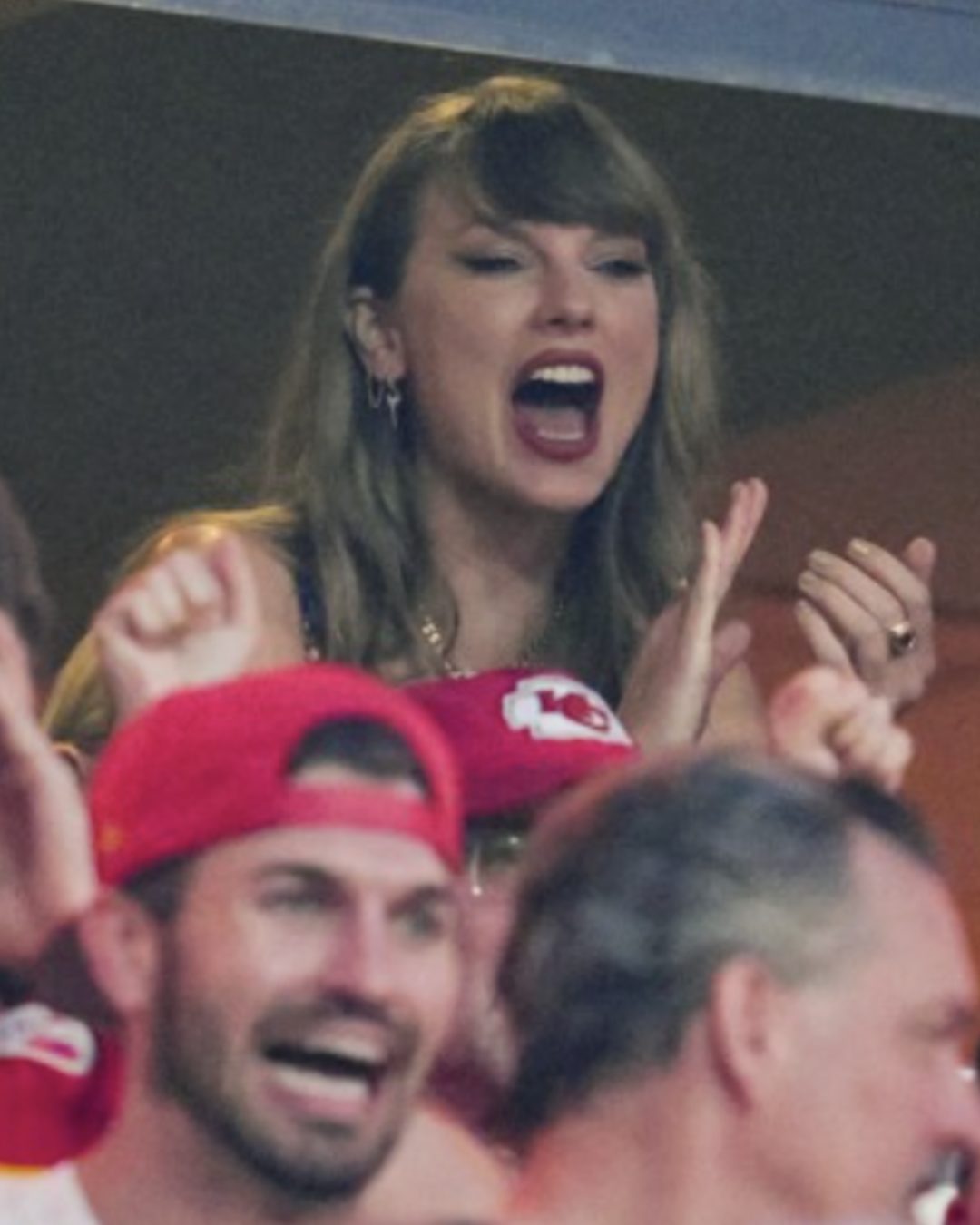 Taylor Swift schreit leidenschaftlich beim Spiel der Kansas City Chiefs gegen die Baltimore Ravens, aus einem Instagram-Post vom 6. September 2024 | Quelle: Instagram/pagesix/