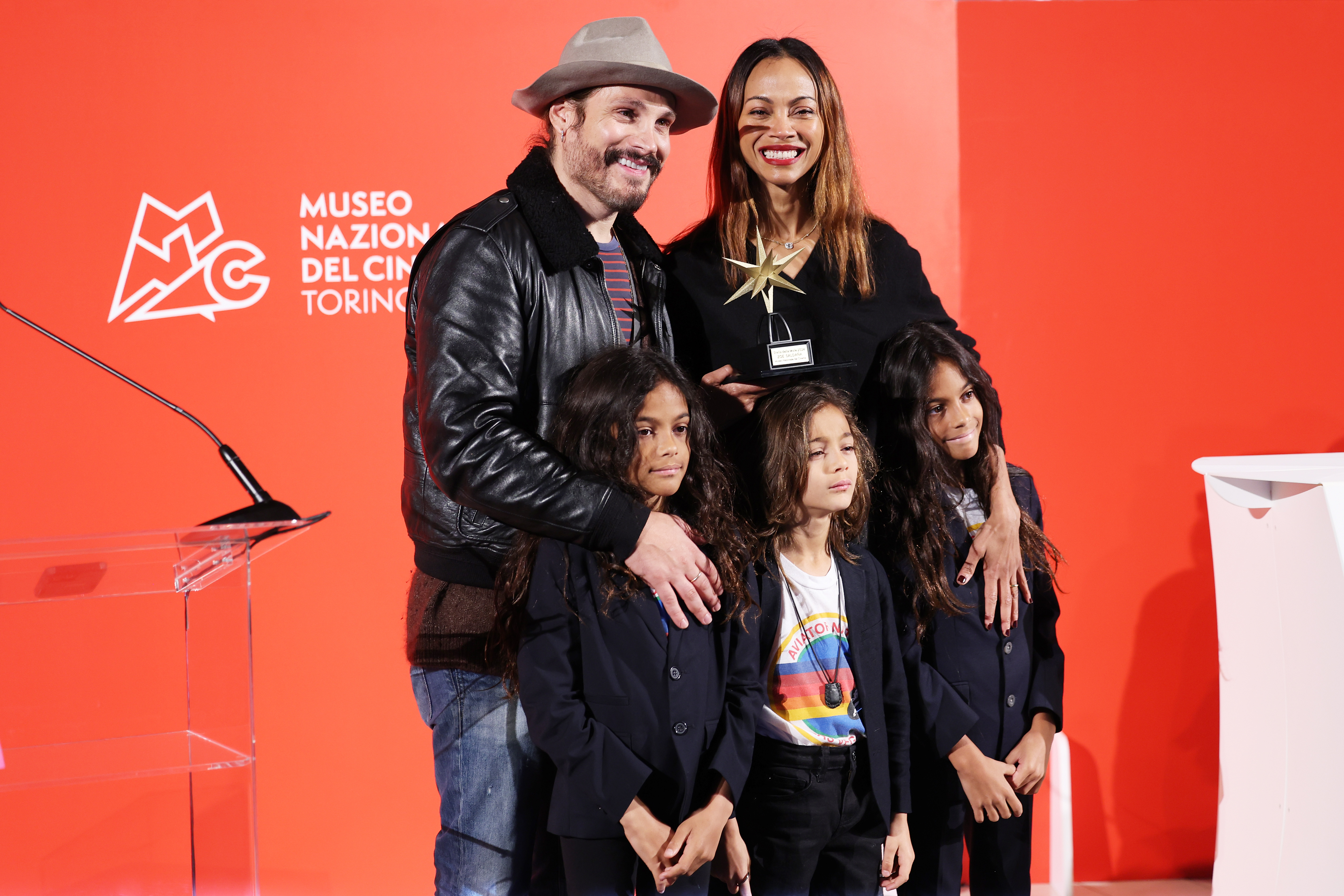 Marco Perego und Zoe Saldaña mit ihren Kindern Cy, Bowie und Zen Perego-Saldaña. | Quelle: Getty Images