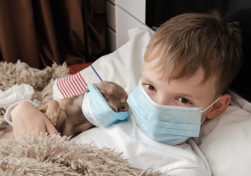 Bild eines kranken Jungen mit Maske | Quelle: Shutterstock