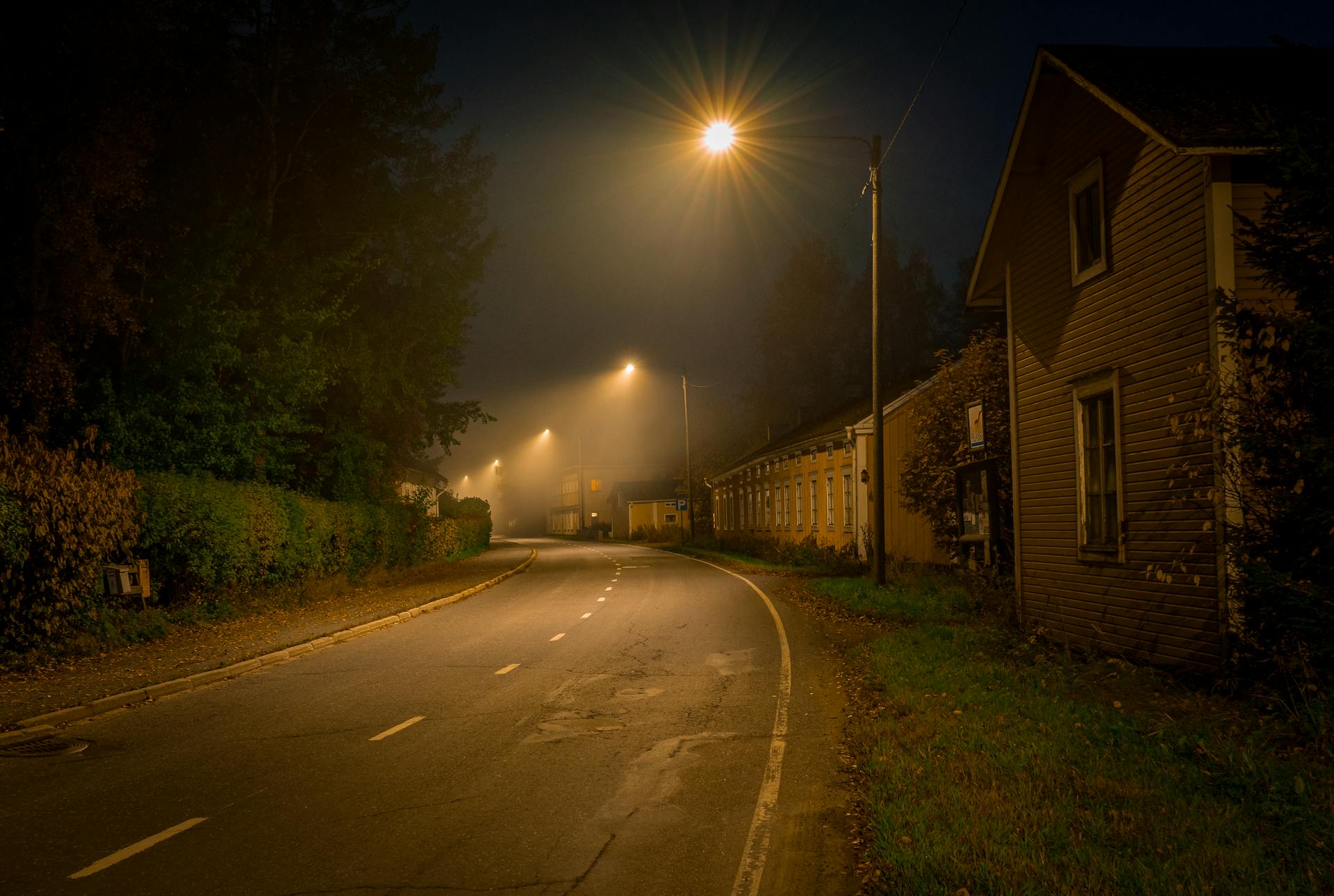 Eine Straße bei Nacht | Quelle: Pexels
