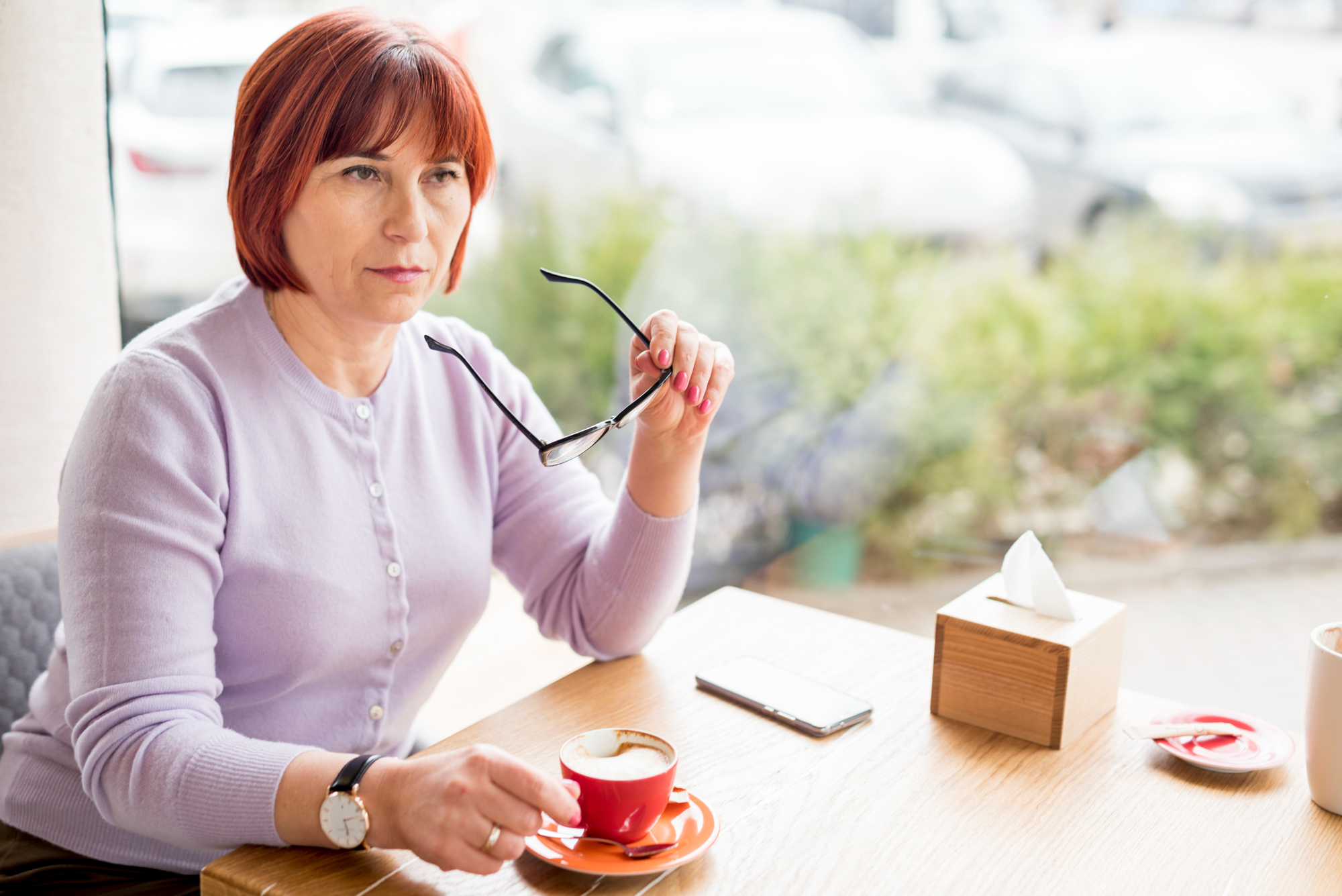 Eine selbstgerechte Frau trinkt Kaffee in einem Café | Quelle: Freepik