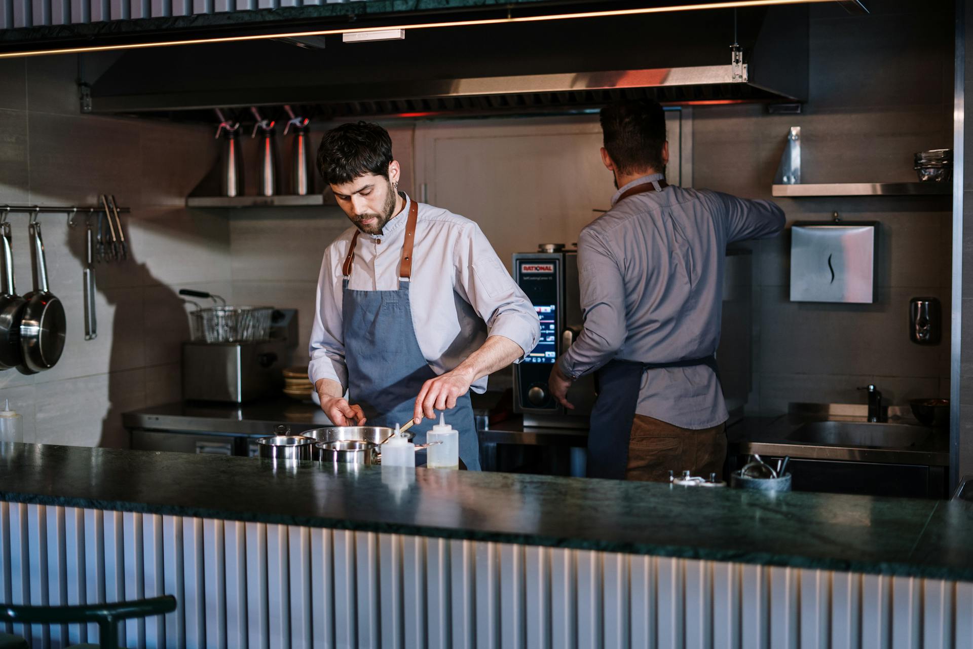 Personal in einer Küche | Quelle: Pexels