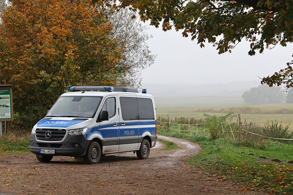 14. Oktober 2025, Mecklenburg-Vorpommern, Klein Upahl: Ein Polizeifahrzeug sperrt den Weg zu der Stelle, an der die Leiche eines Kindes gefunden wurde. | Quelle: Getty Images