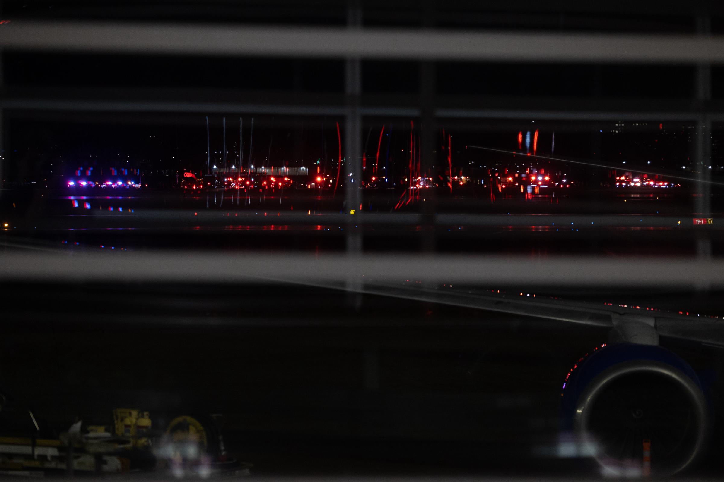 Ein Blick auf Rettungsfahrzeuge am Ronald Reagan National Airport nach dem Zusammenstoß zwischen einem American Airlines-Flug und einem Armeehubschrauber in Washington, D.C. am 30. Januar 2025. | Quelle: Getty Images