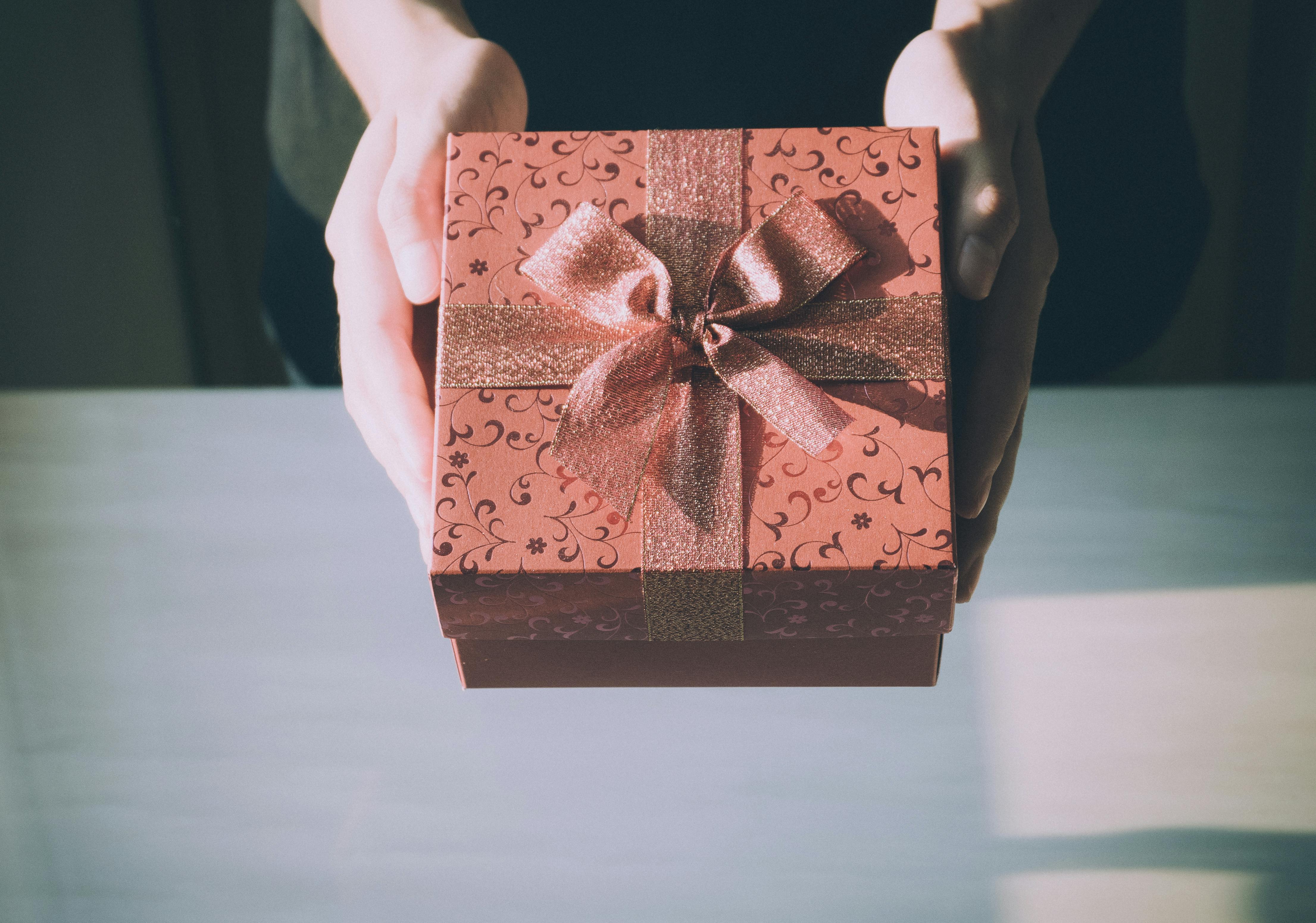 Eine Person hält eine Geschenkbox | Quelle: Pexels