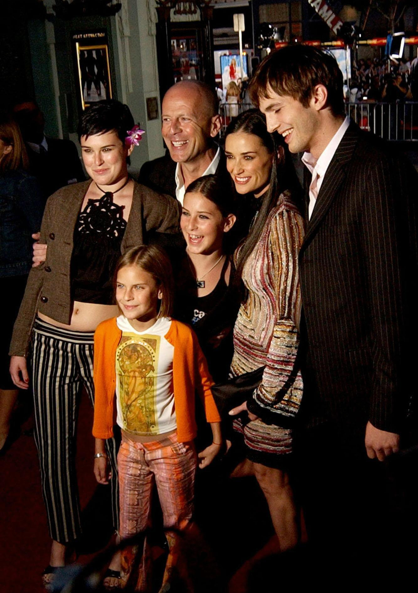 Demi Moore, Bruce, Rumer, Scout und Tallulah Willis mit Ashton Kutcher am 18. Juni 2003. | Quelle: Getty Images