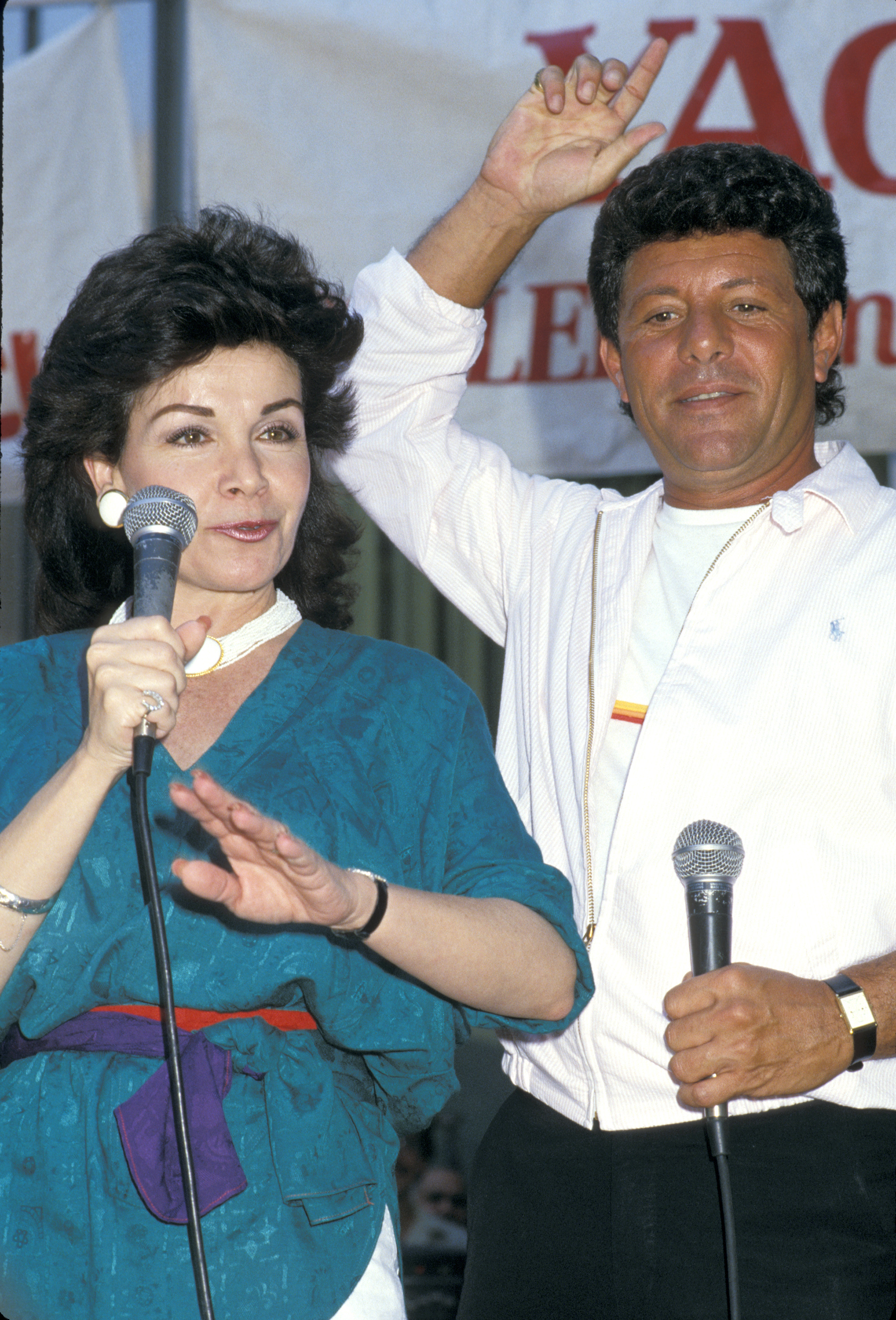 Annette Funicello und ihr Co-Star während der 1st Annual Yago Beach Party &amp; Promotion von "Back To The Beach" am 28. Juli 1987 in New York City. | Quelle: Getty Images