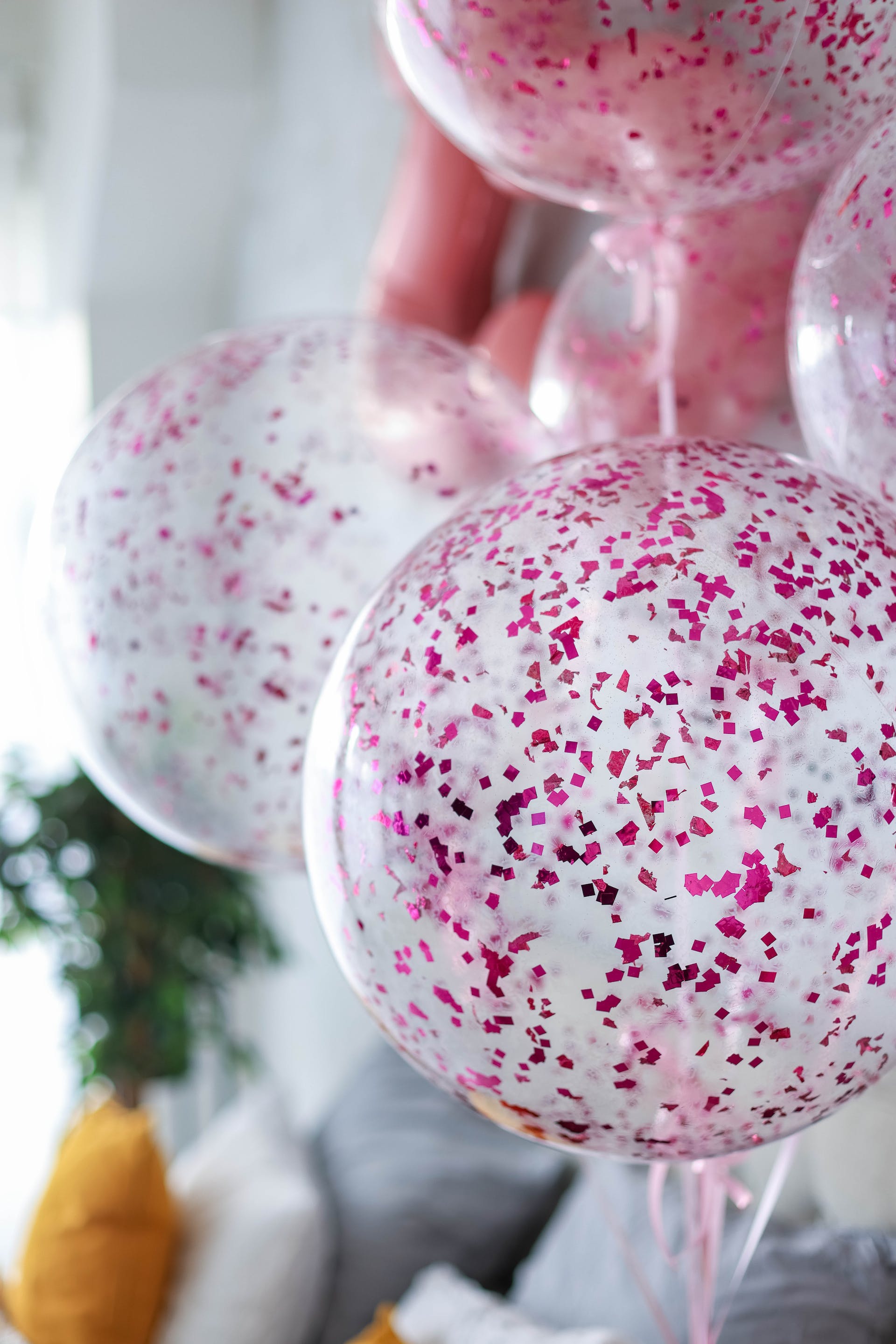 Luftballons mit rosa Konfetti. | Quelle: Pexels