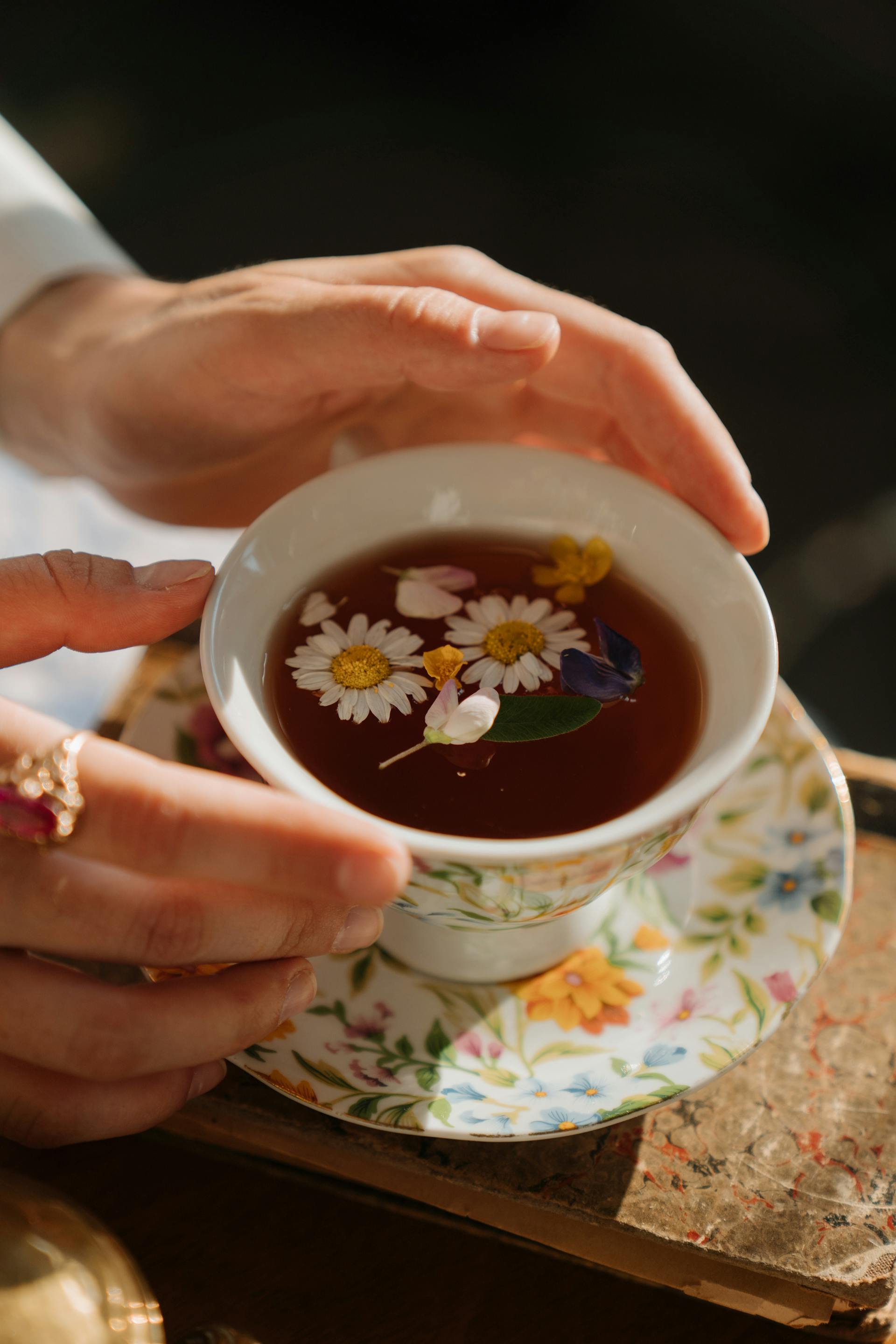 Eine Frau mit einer Tasse Tee in der Hand | Quelle: Pexels